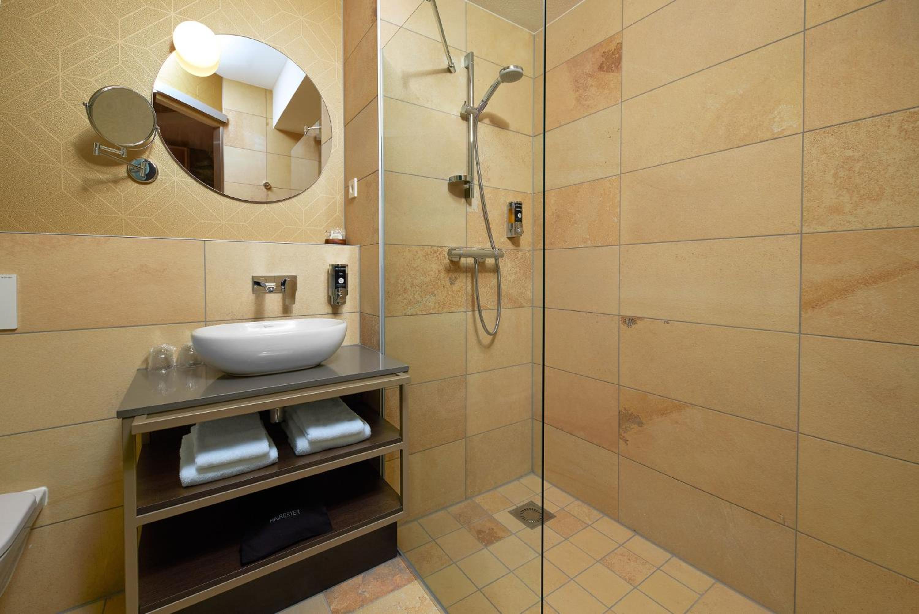 Seaview Twin Room - Photo 3