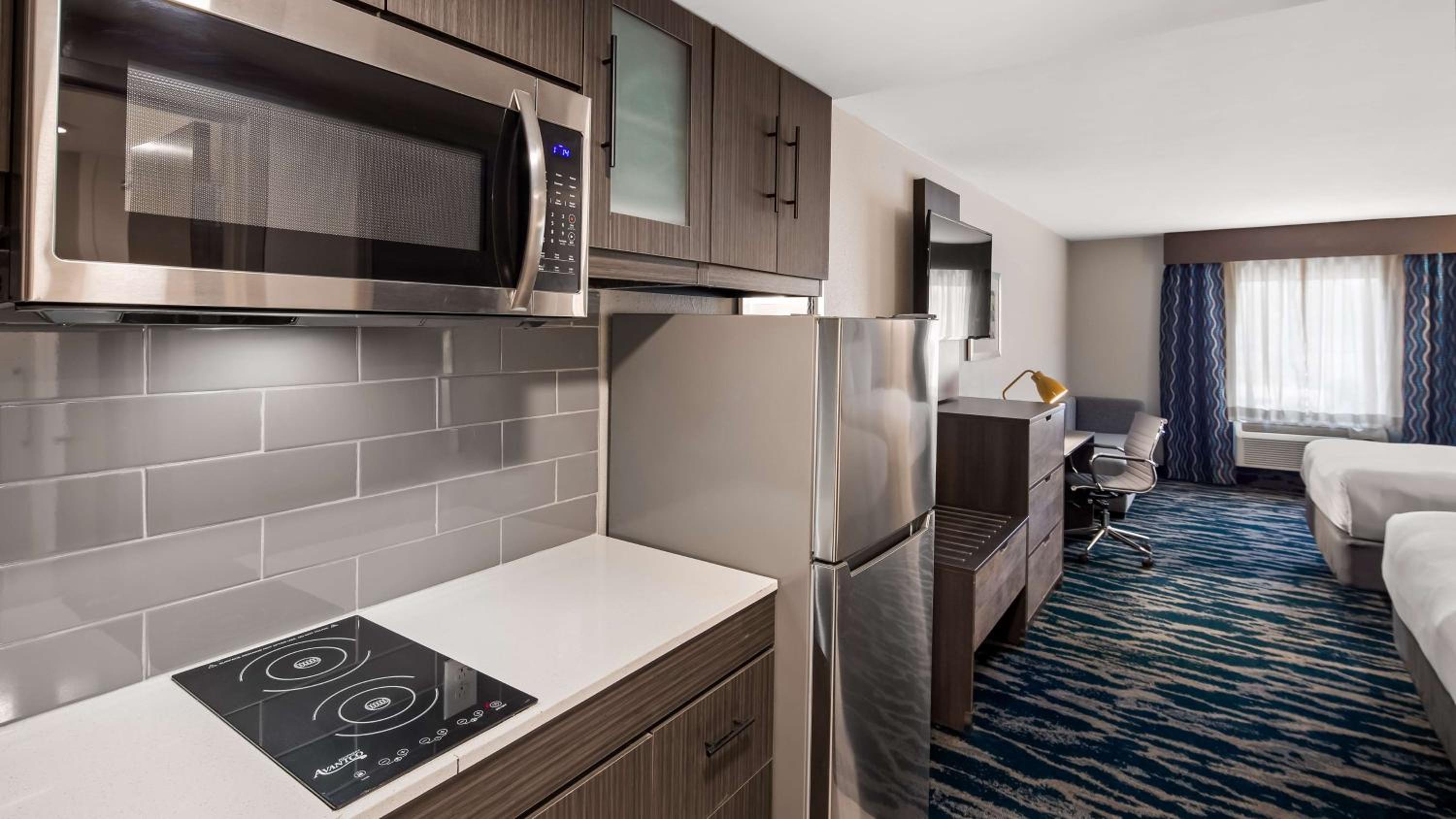 Queen Room with Two Queen Beds with Kitchenette - Photo 5