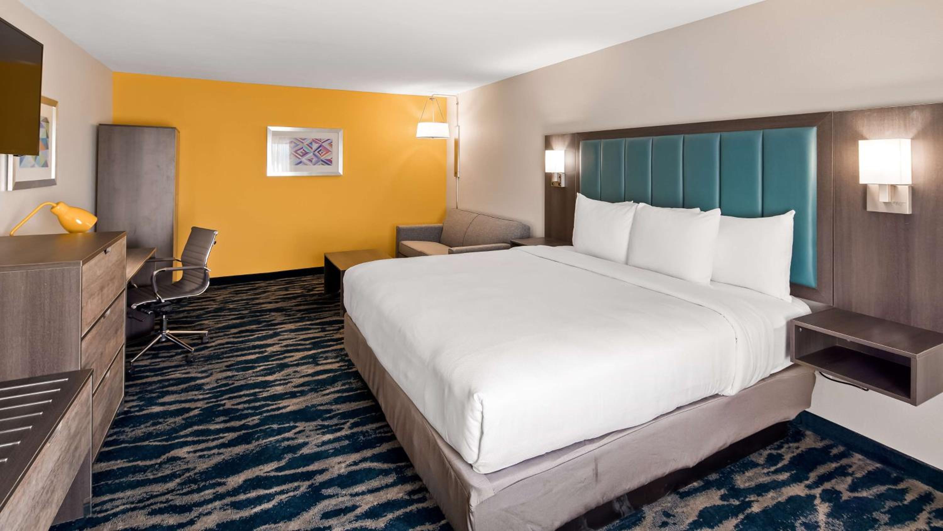 King Suite with Roll-In Shower and Sofa Bed - Disability/Non-Smoking - Photo 1