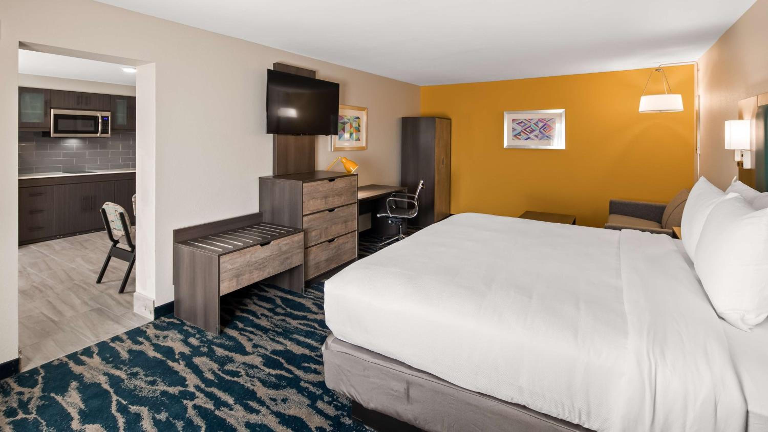King Suite with Roll-In Shower and Sofa Bed - Disability/Non-Smoking - Photo 2