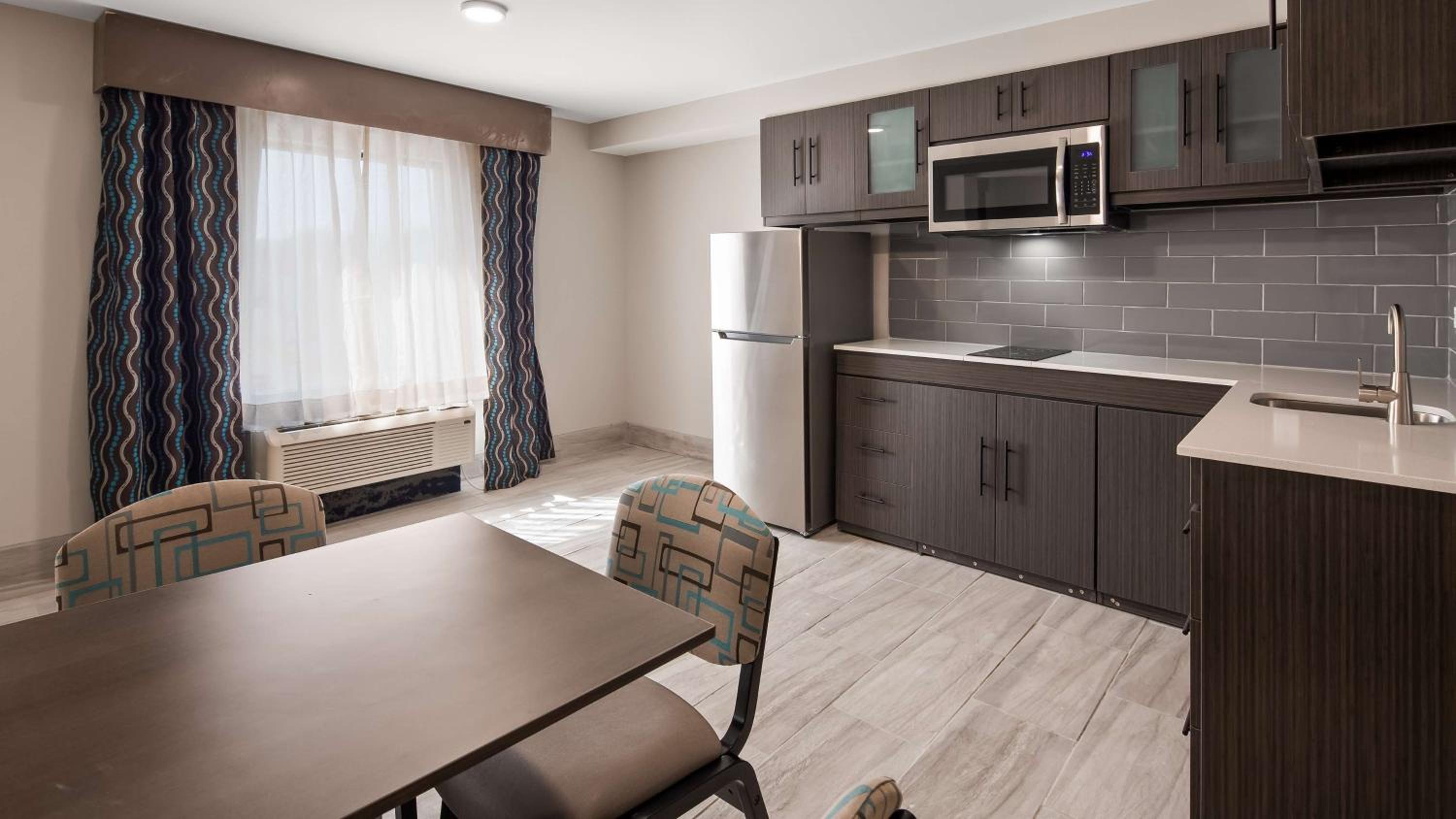 Queen Suite with Two Queen Beds - Photo 5