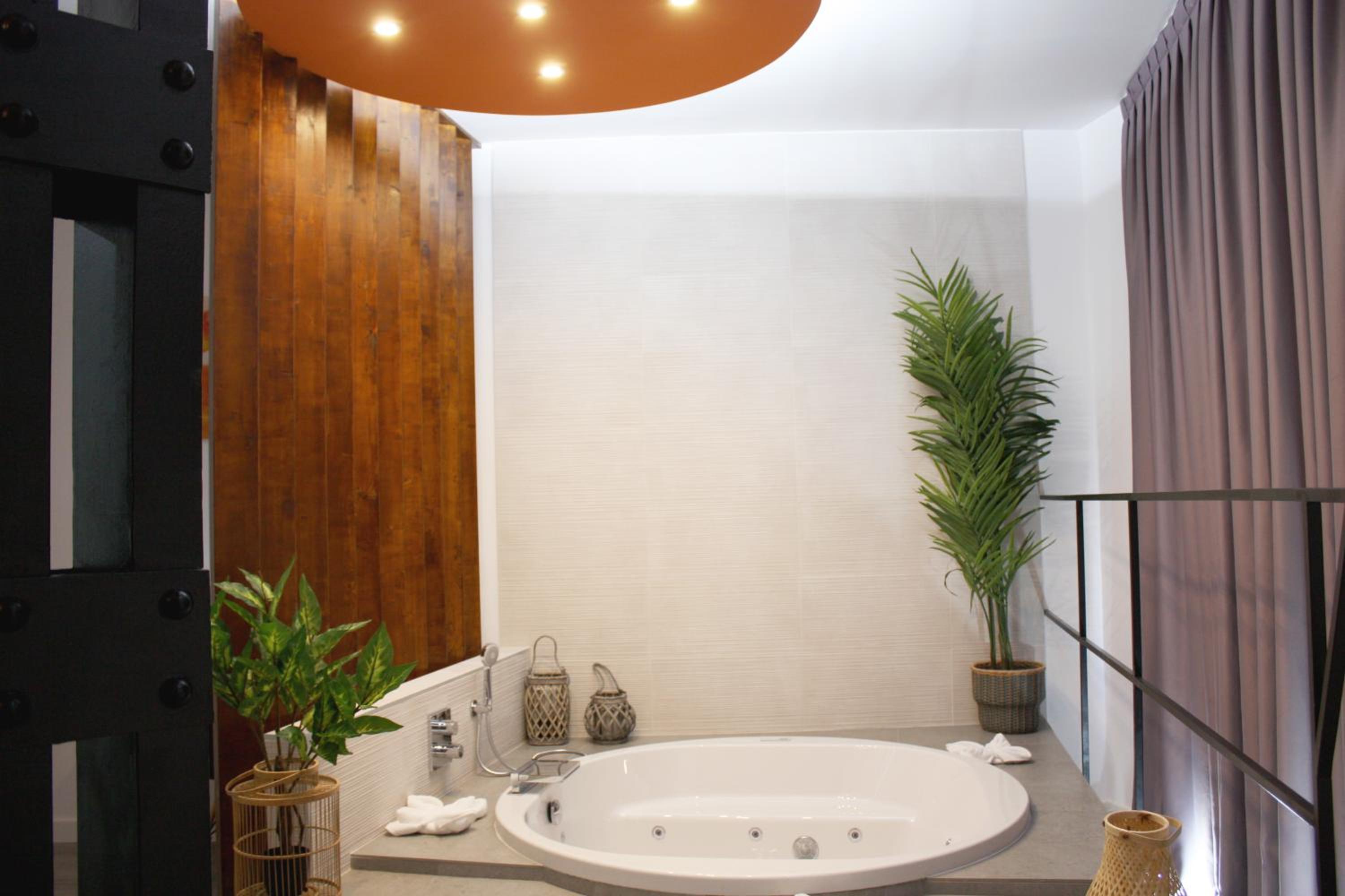 Deluxe Double Room with Spa Bath  photo 2