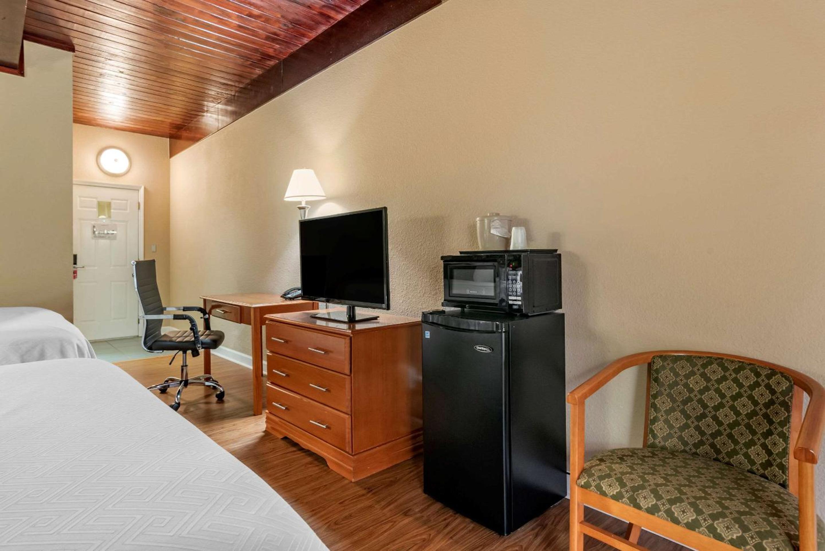 Queen Room with Two Queen Beds - Non Smoking - Photo 3