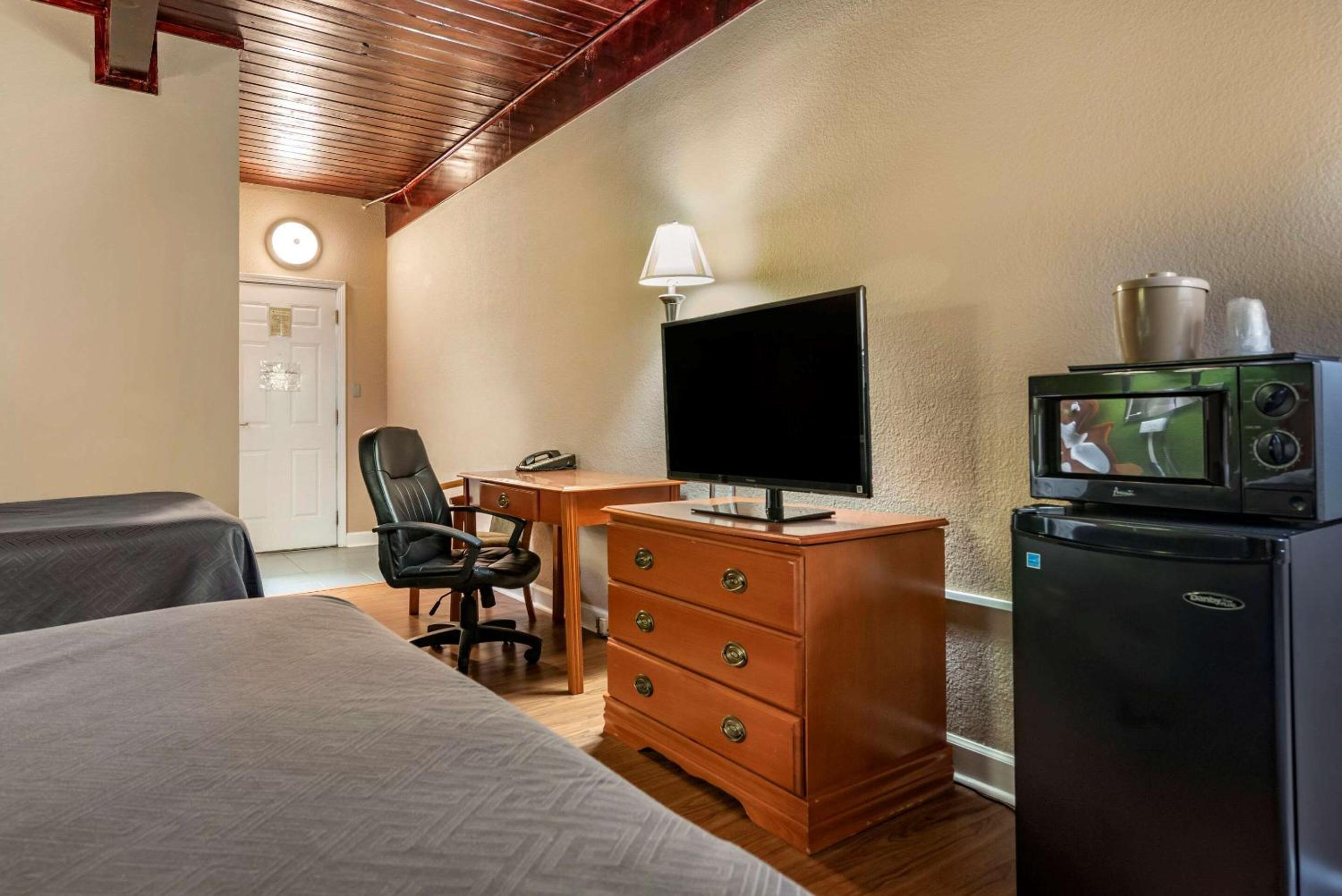 Double Room with Two Double Beds - Non-Smoking - Photo 2