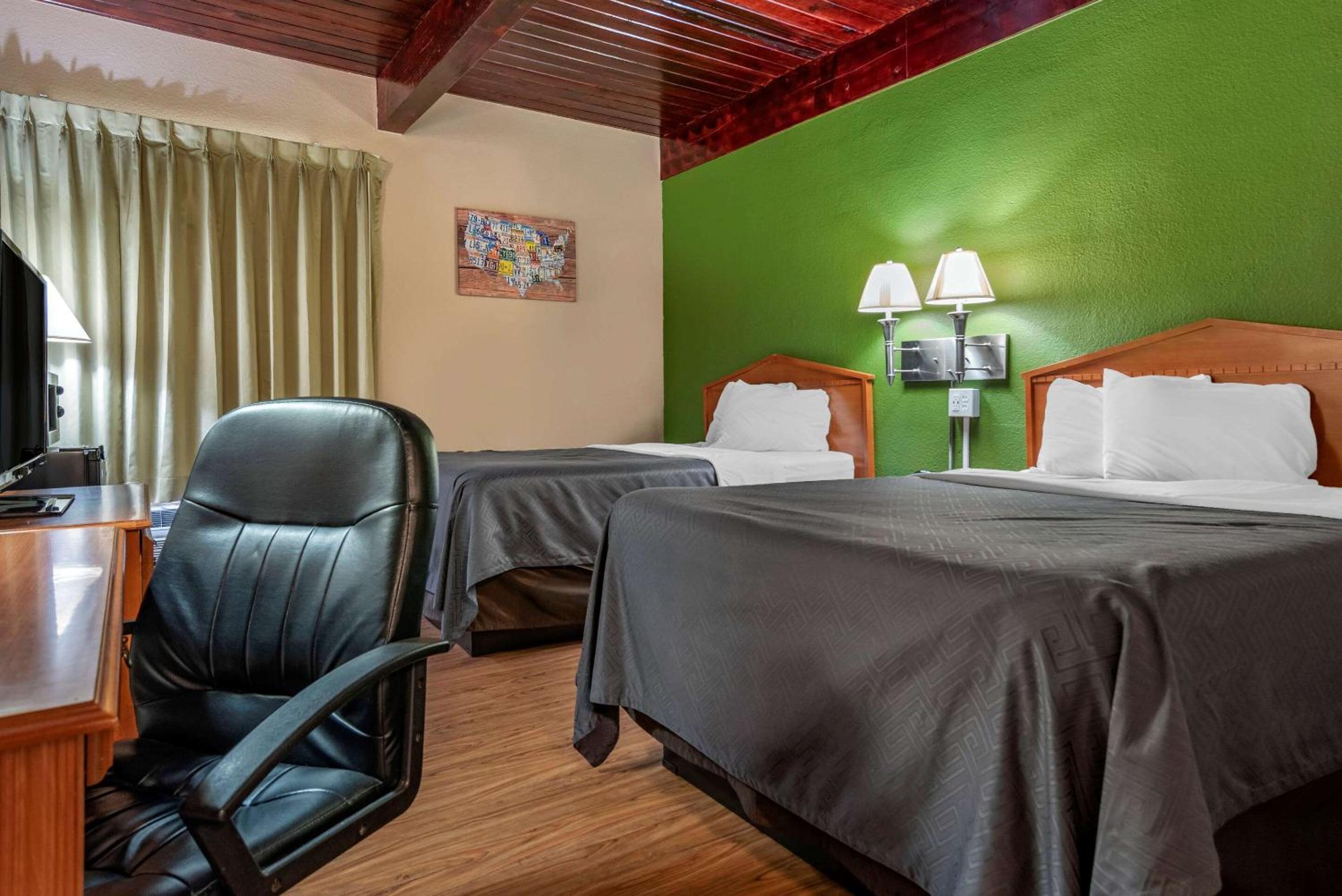 Double Room with Two Double Beds - Non-Smoking - Photo 4