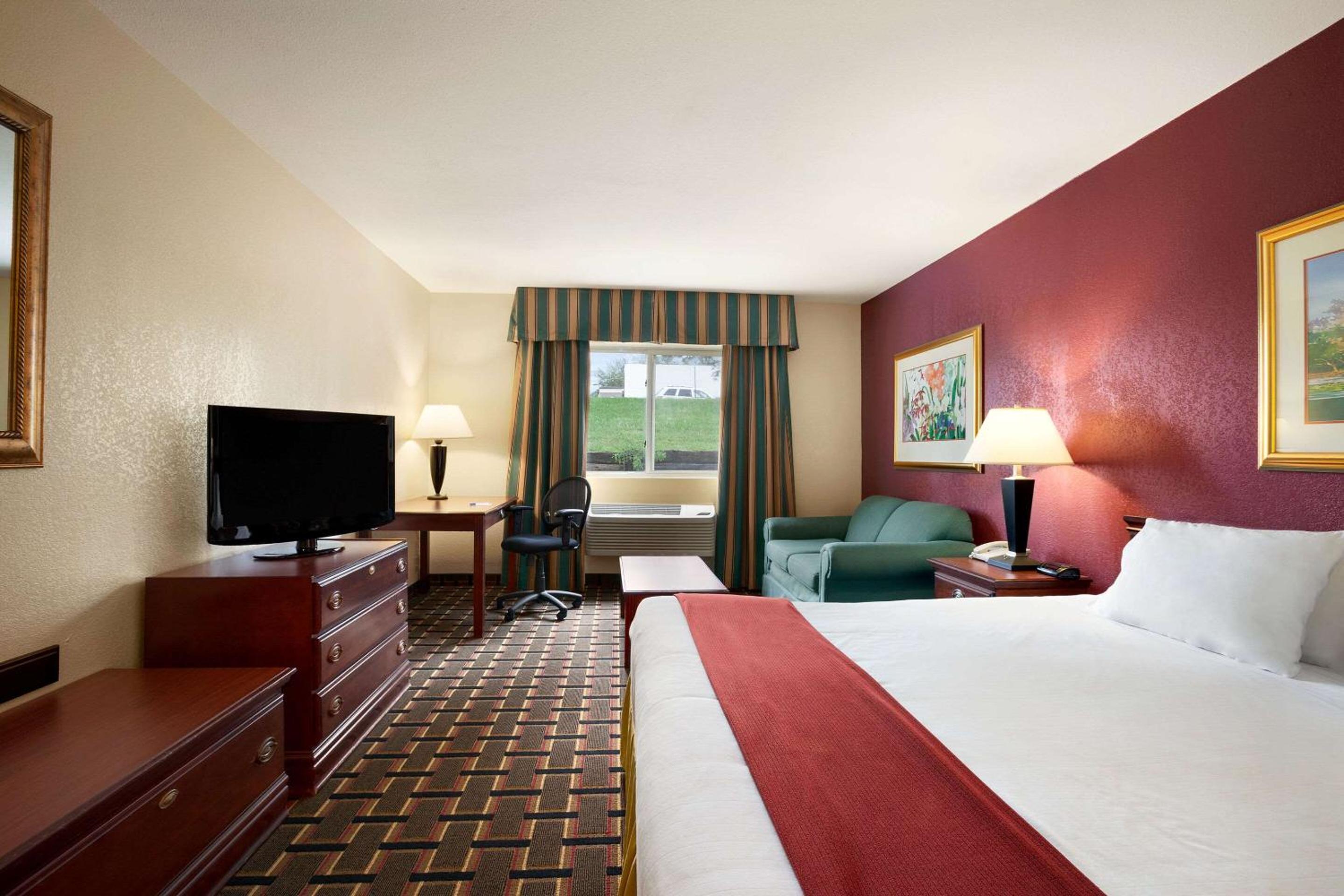 Standard King Room - Non-Smoking  - Photo 2