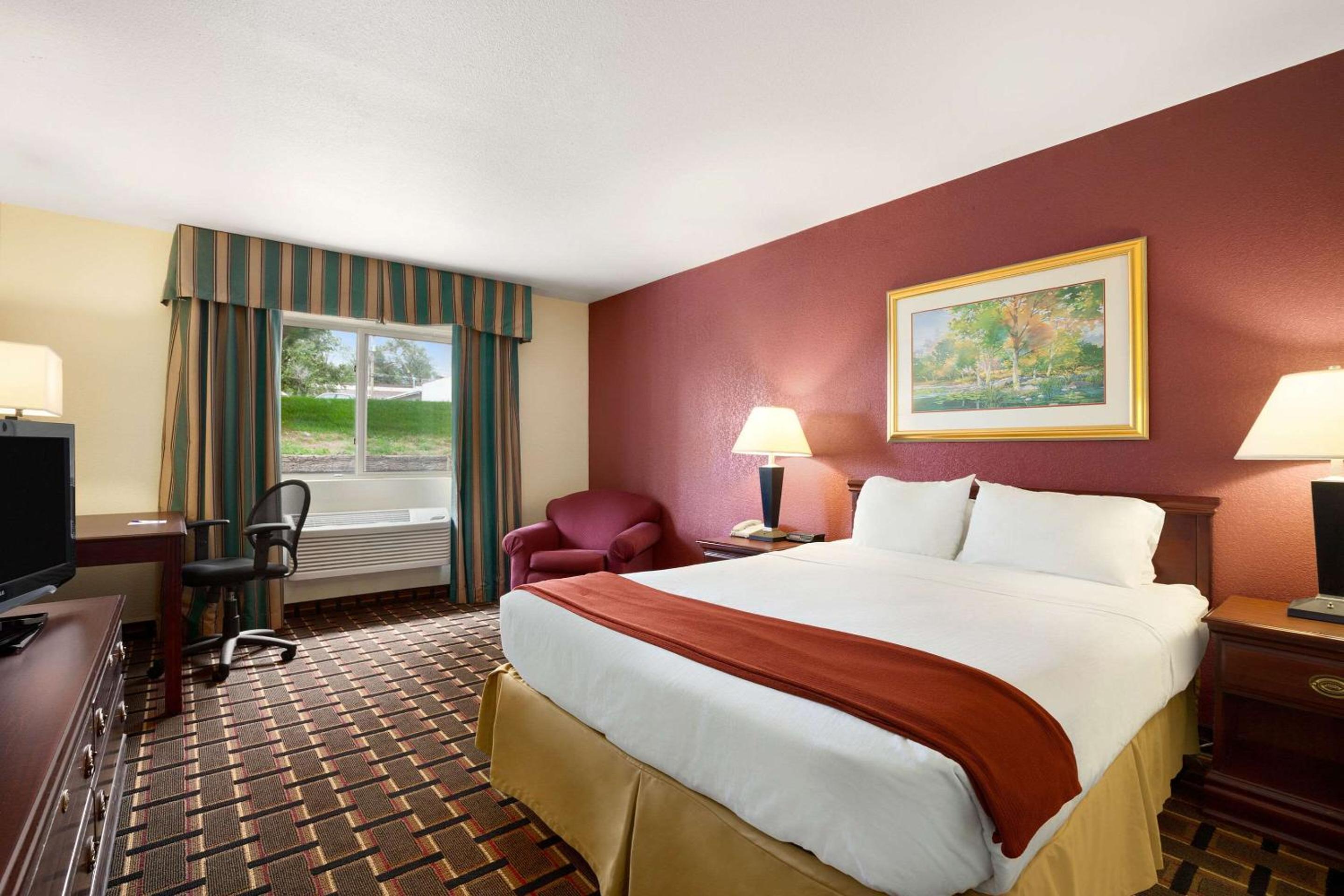 Standard King Room - Non-Smoking  - Photo 3