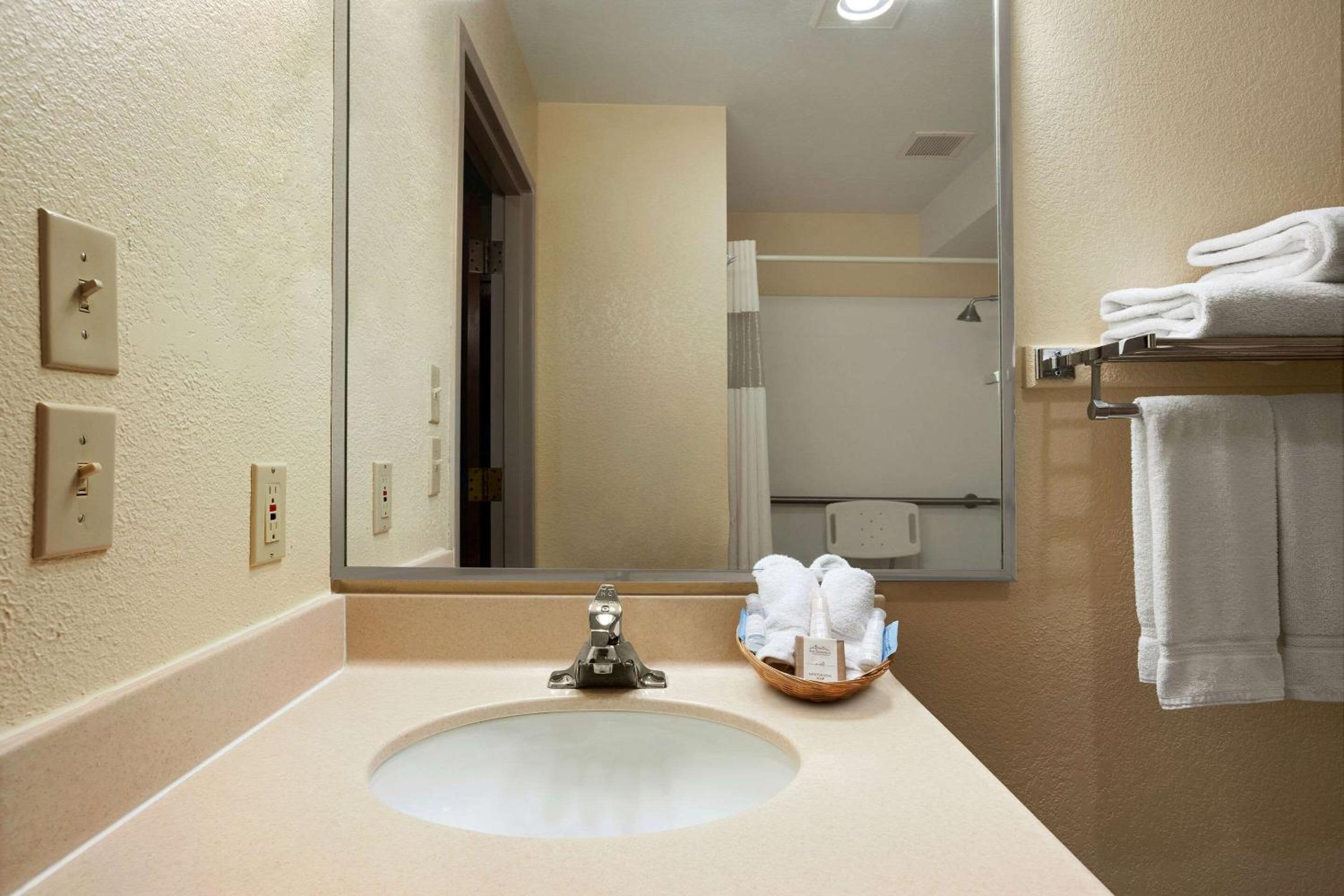 Queen Room - Accessible/Non-Smoking - Photo 2