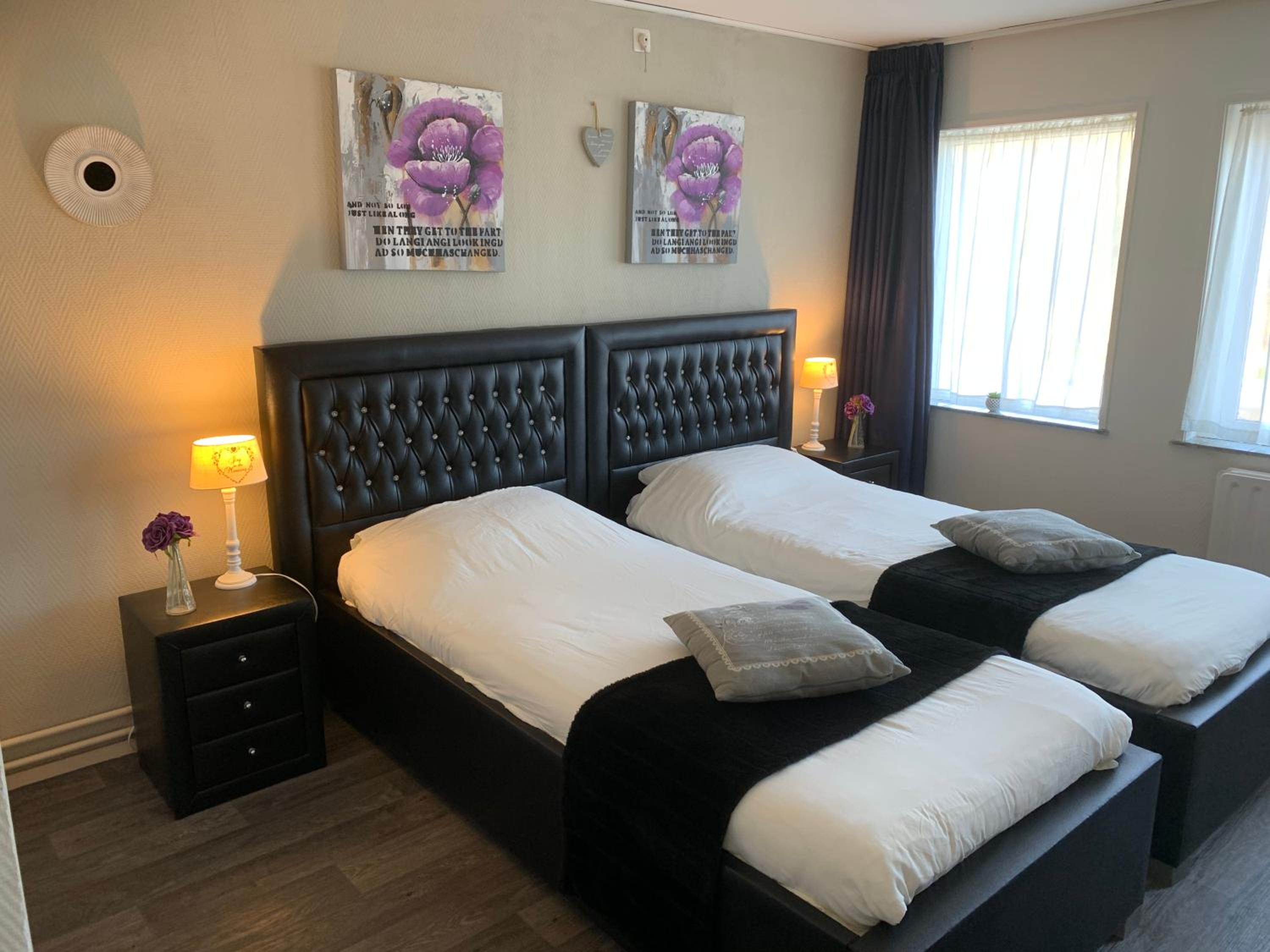 Economy Twin Room photo 3