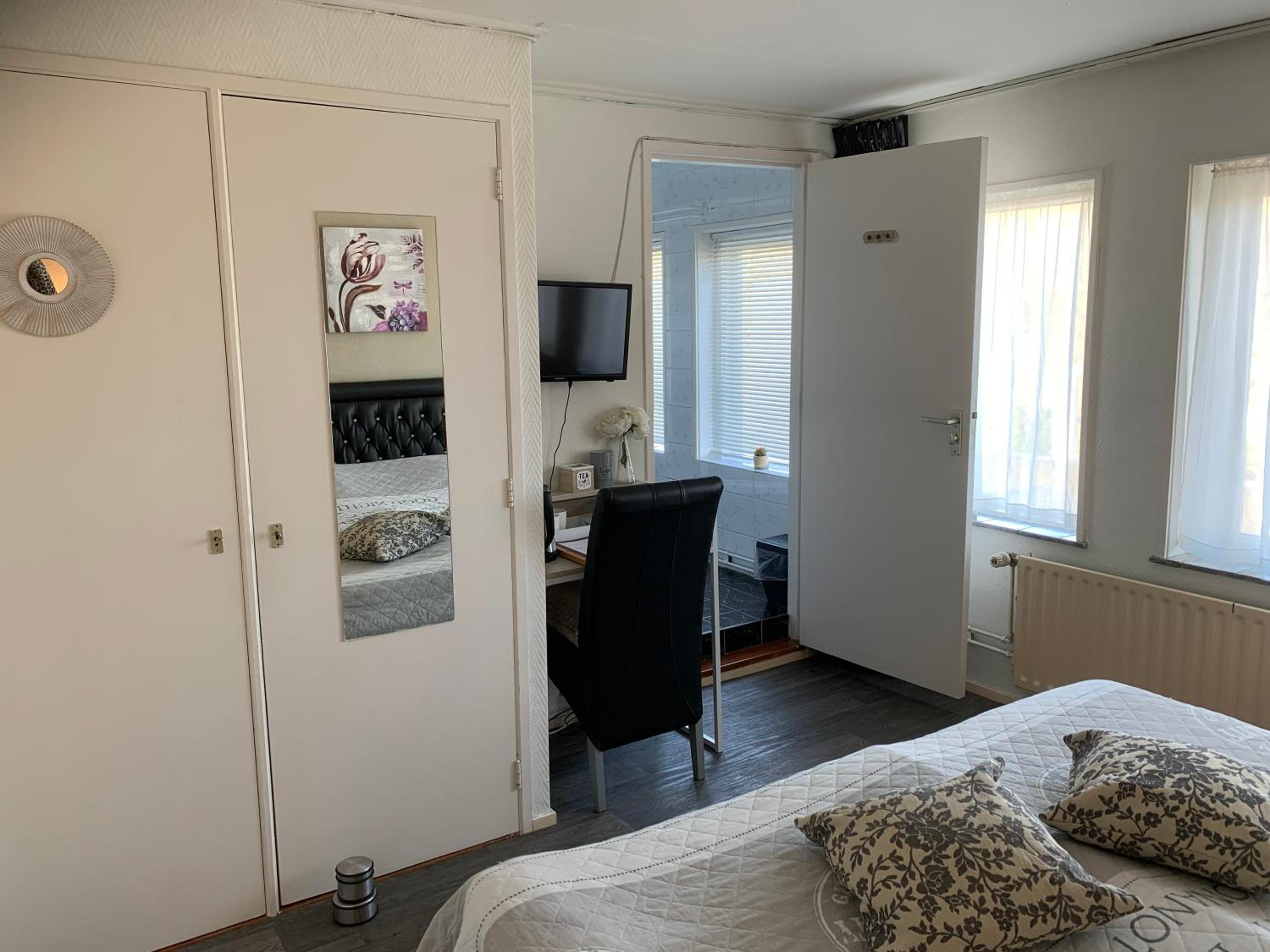 Deluxe Double Room With Shower photo 3