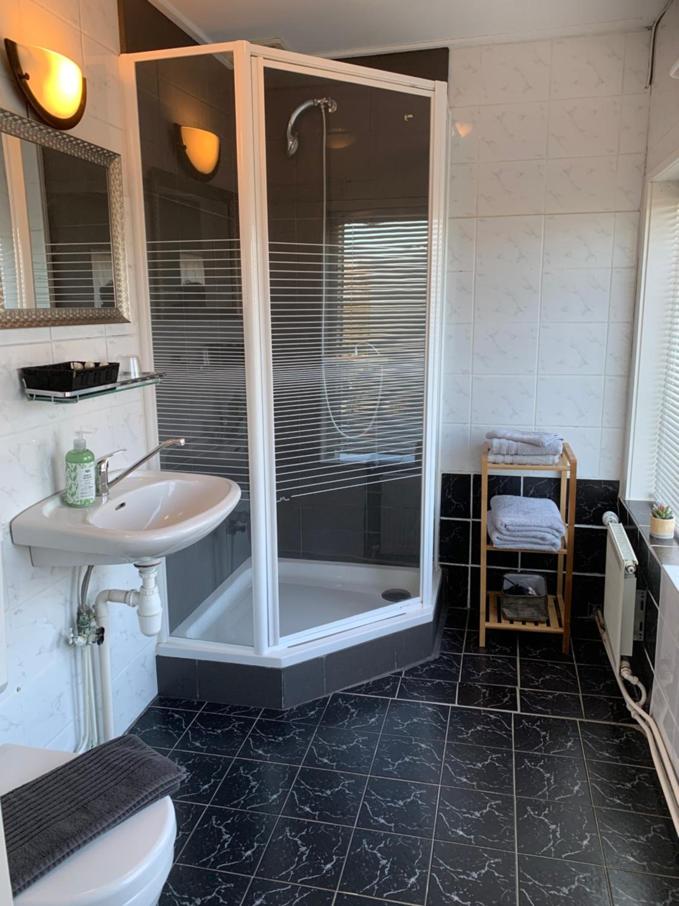Deluxe Double Room With Shower photo 2