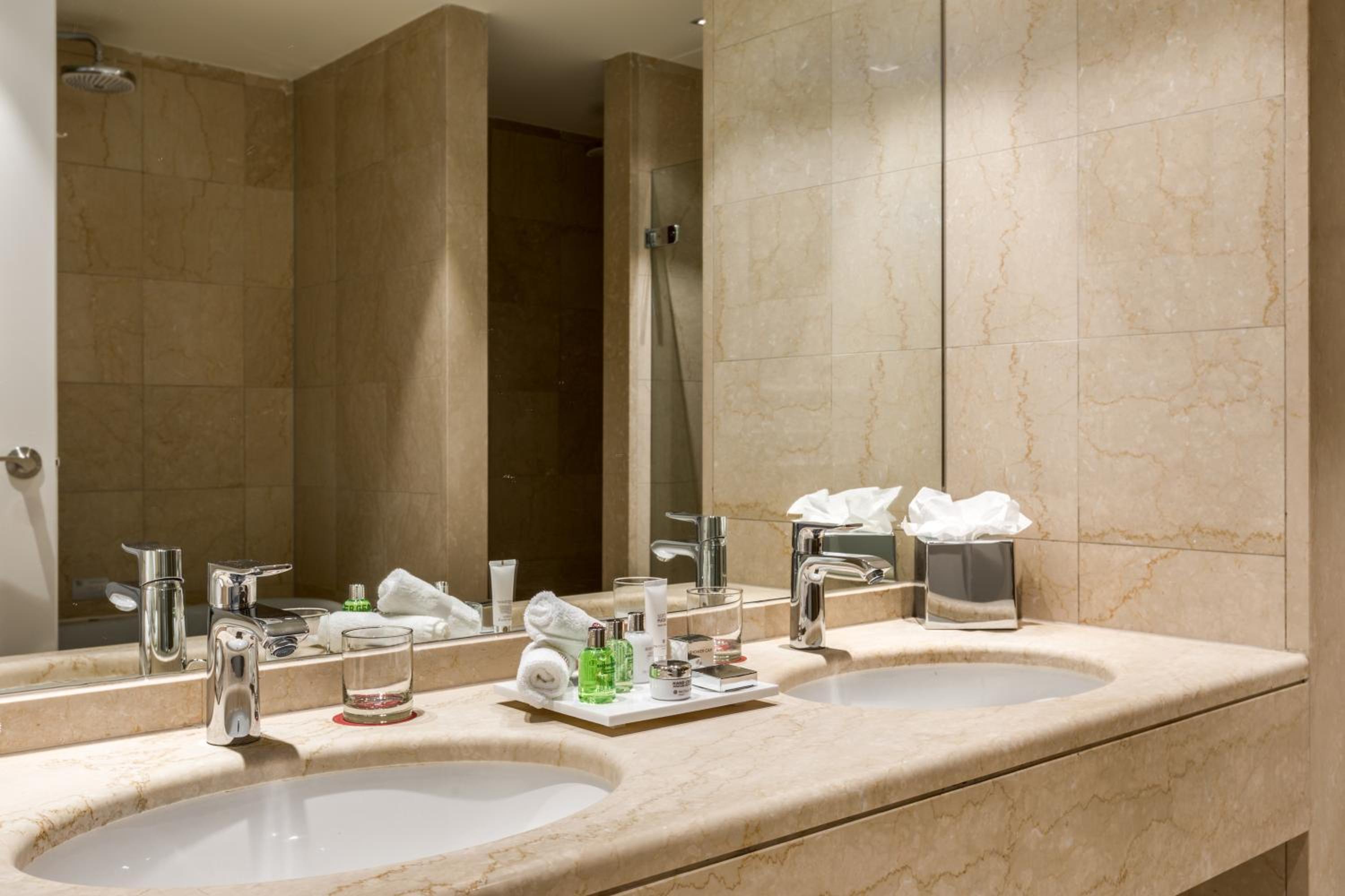 Junior Suite with View - Photo 13