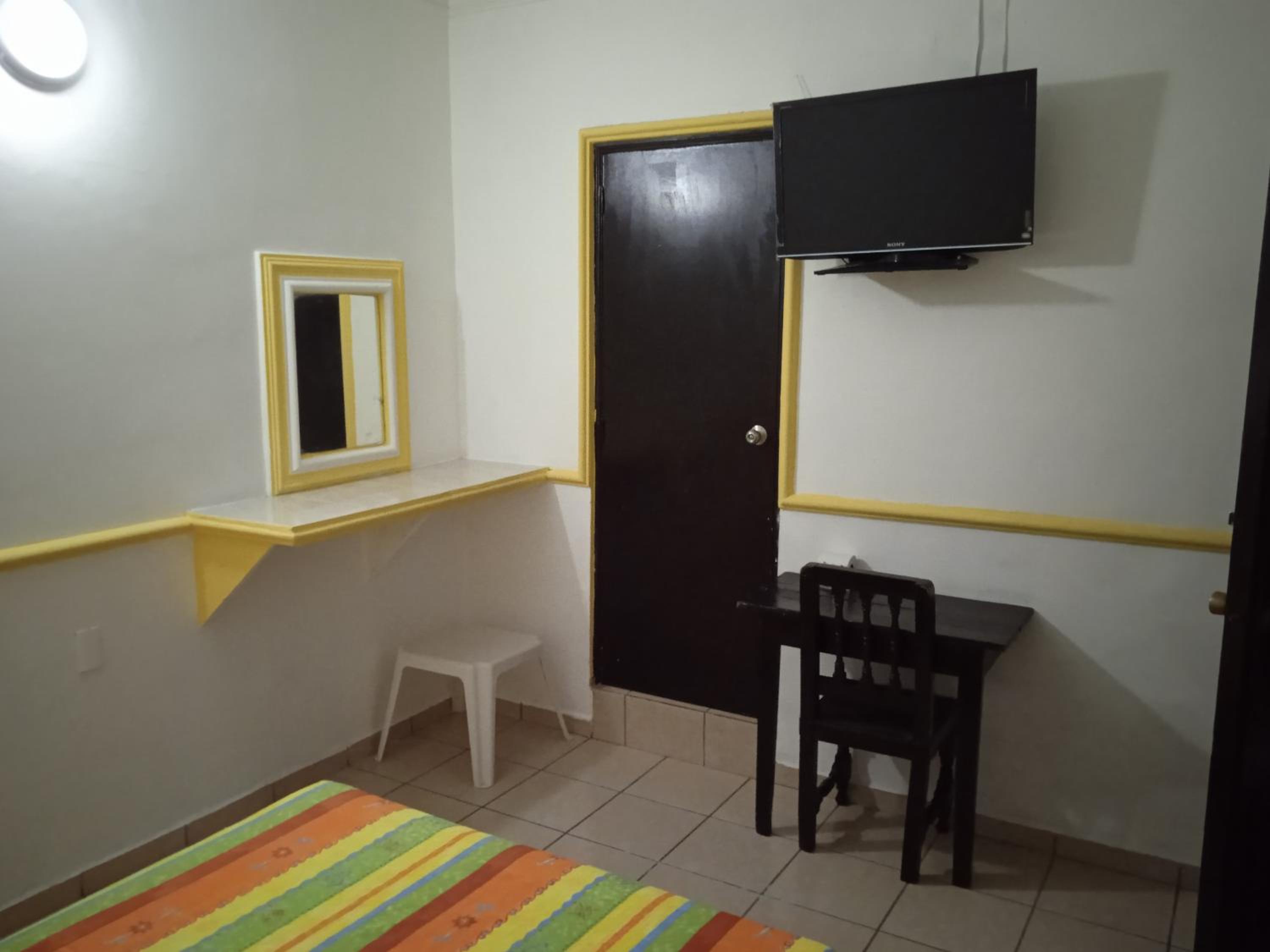Standard Queen Room - Photo 10