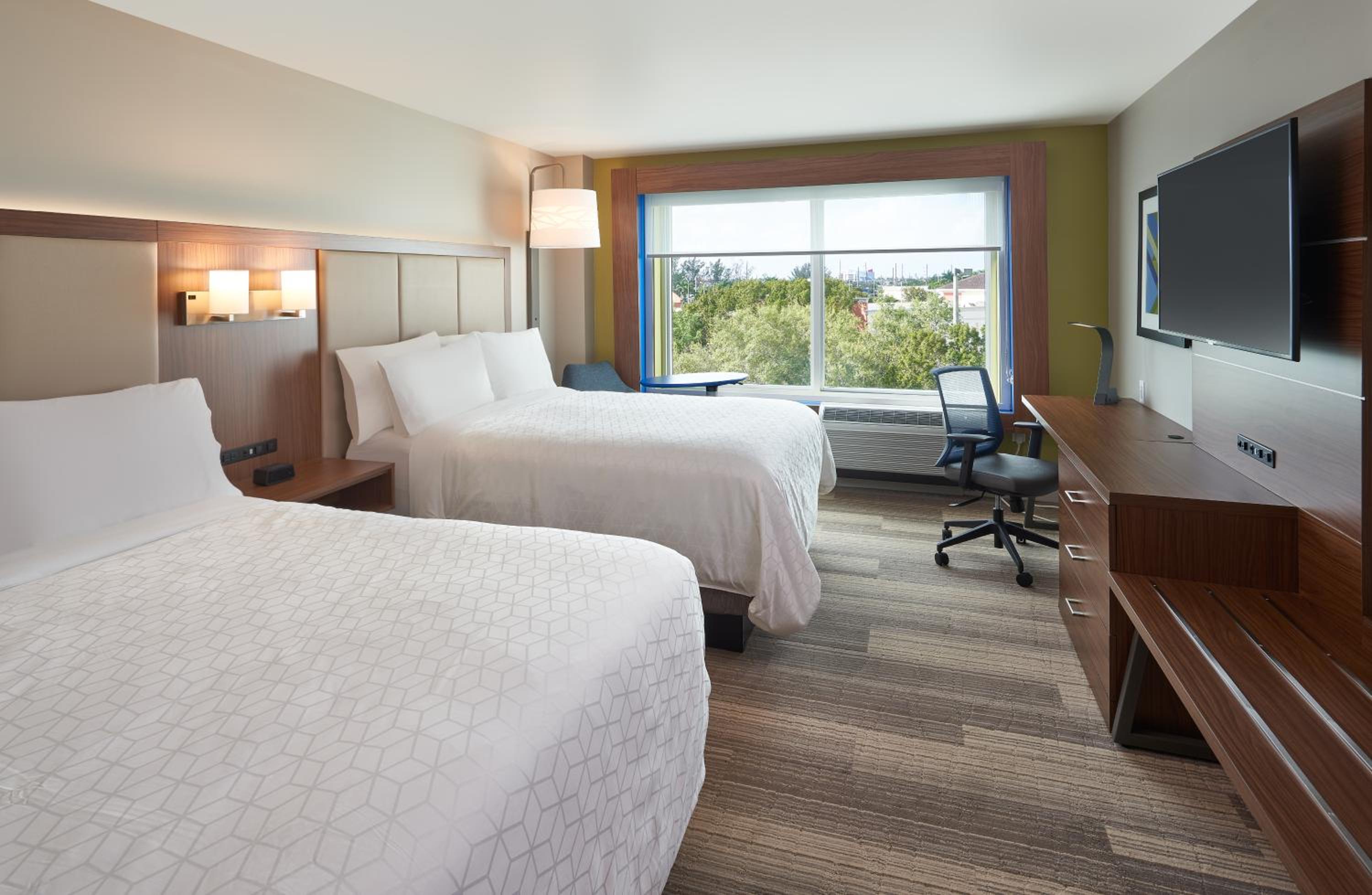 Standard Queen Room with Two Queen Beds - Photo 3