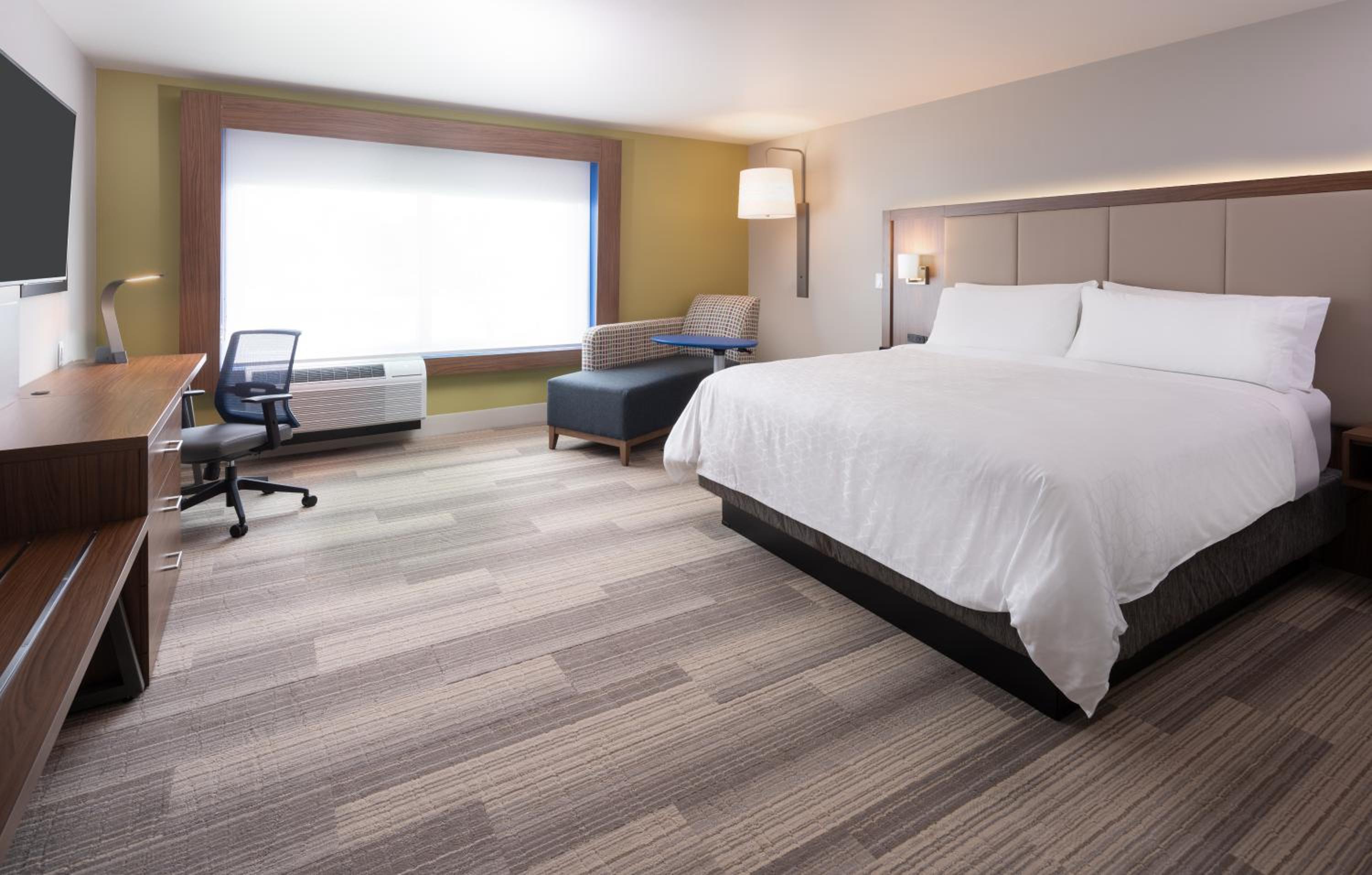 Standard King Room with Extra Space - Photo 1