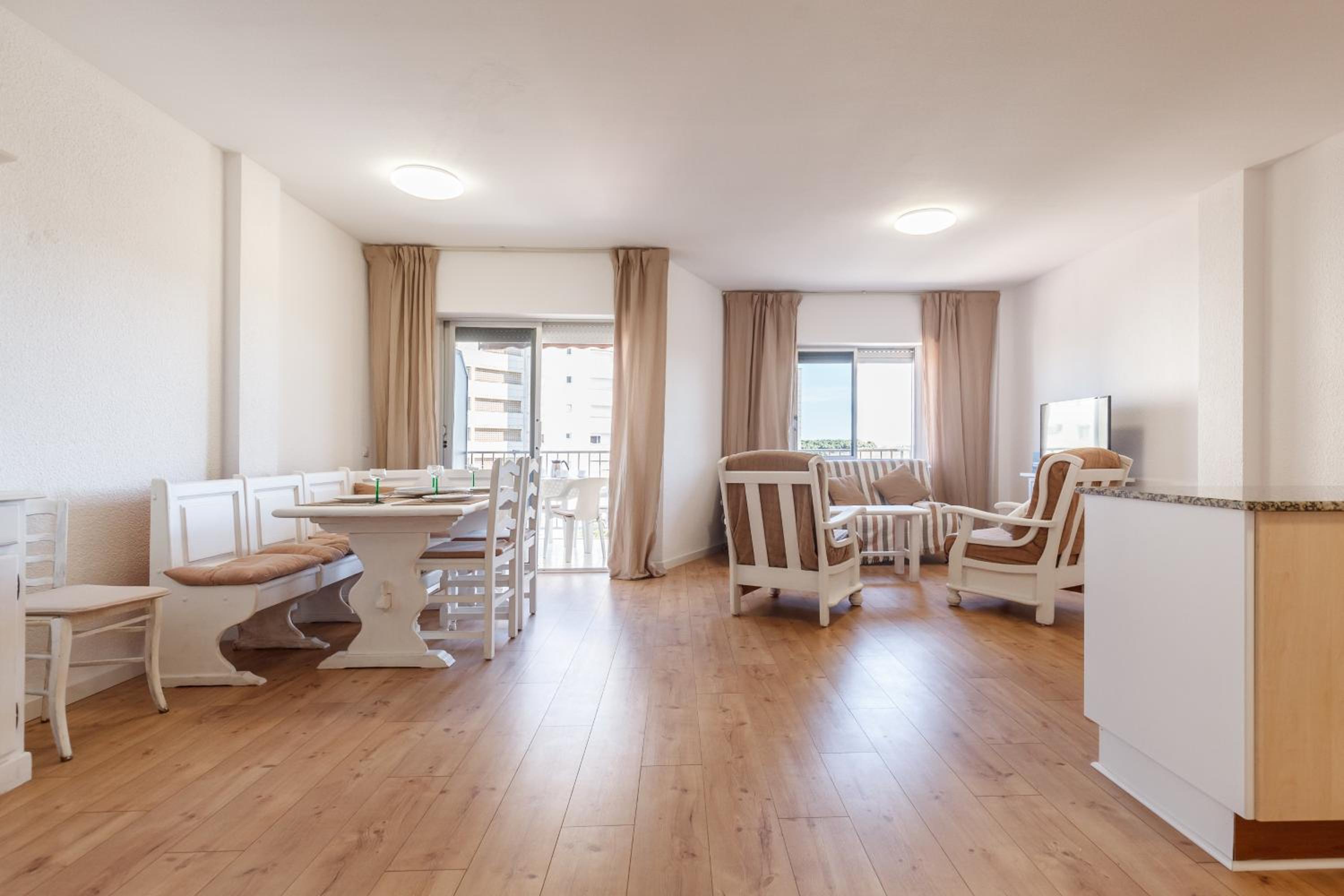 Apartment with Balcony - Photo 19