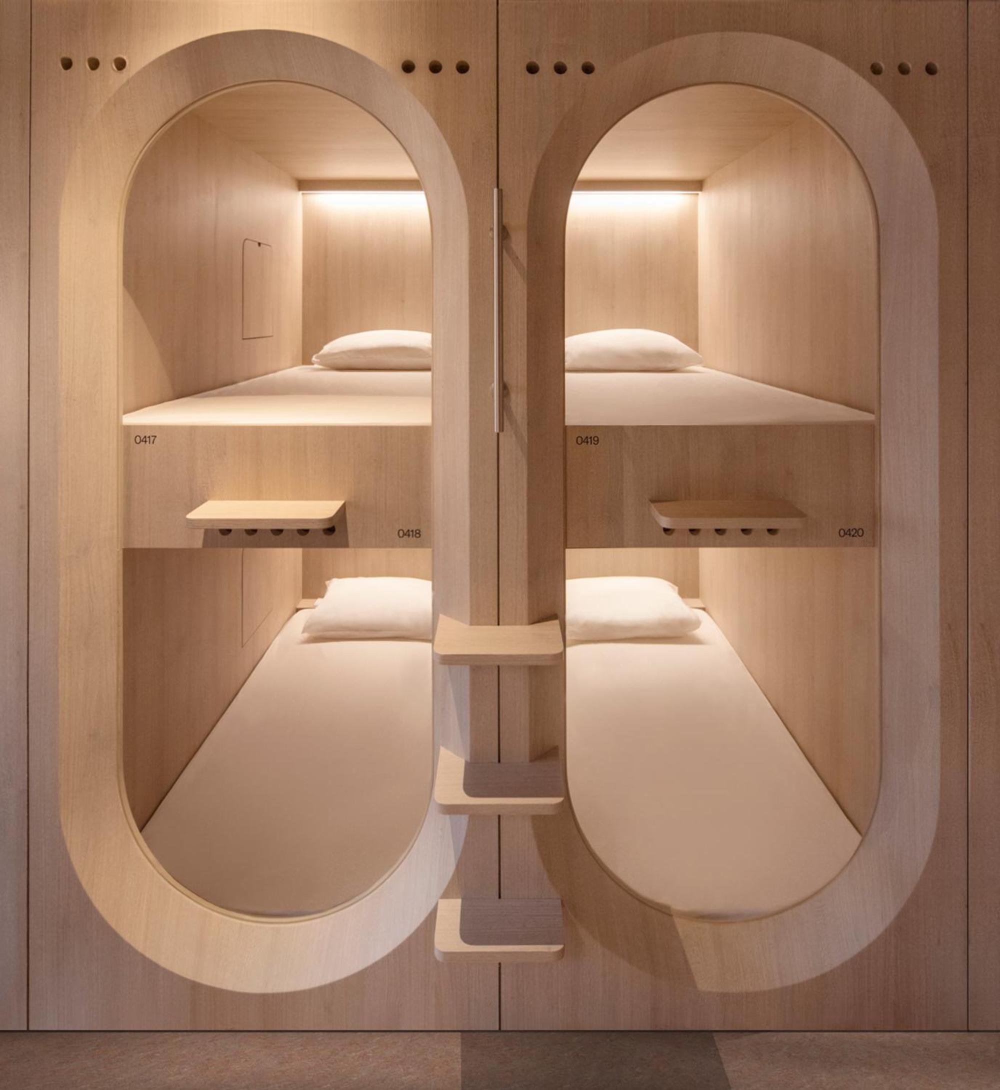 Single Capsule in a 10-Capsule Female-Only Room (3)
