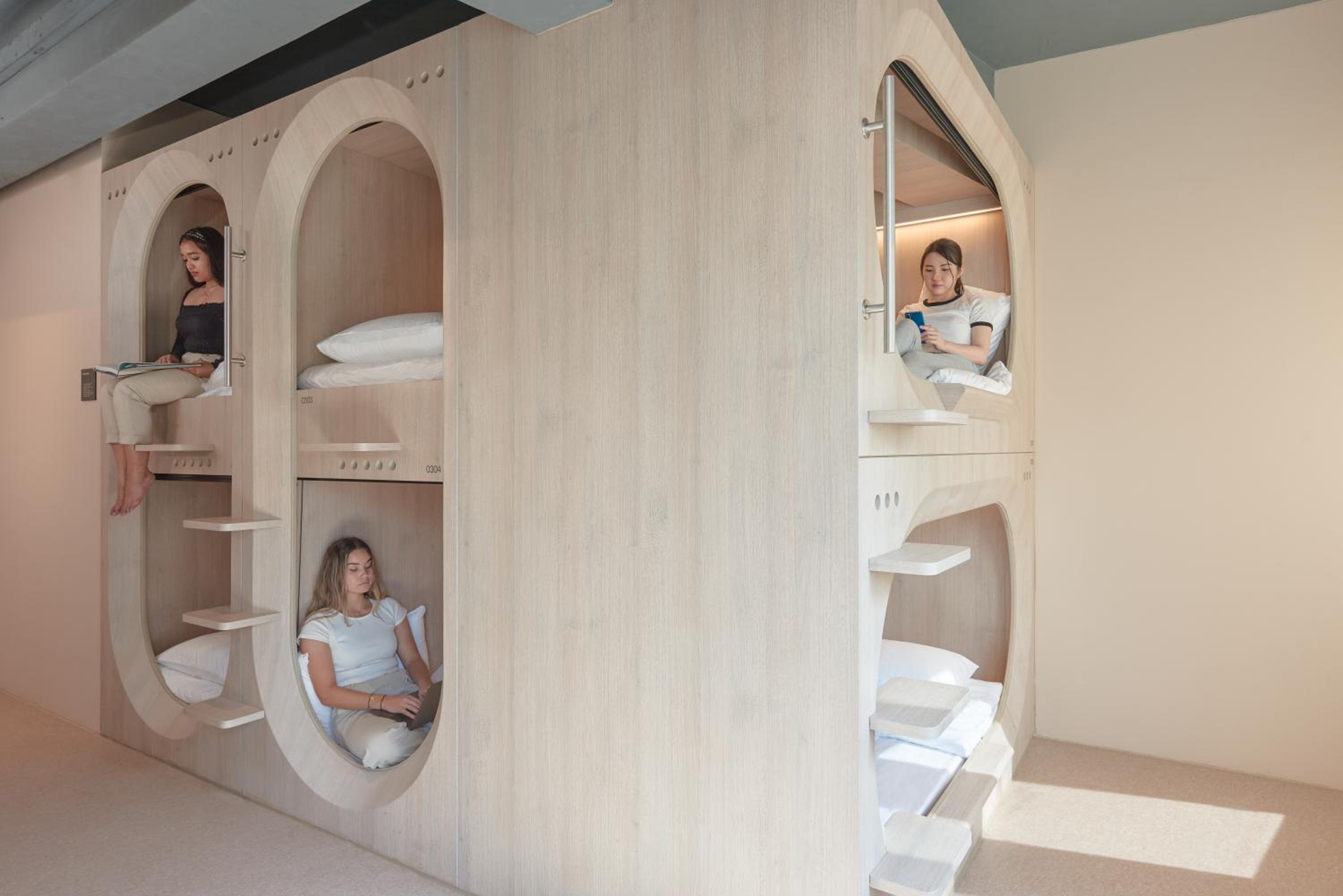Single Capsule in a 10-Capsule Female-Only Room (1)