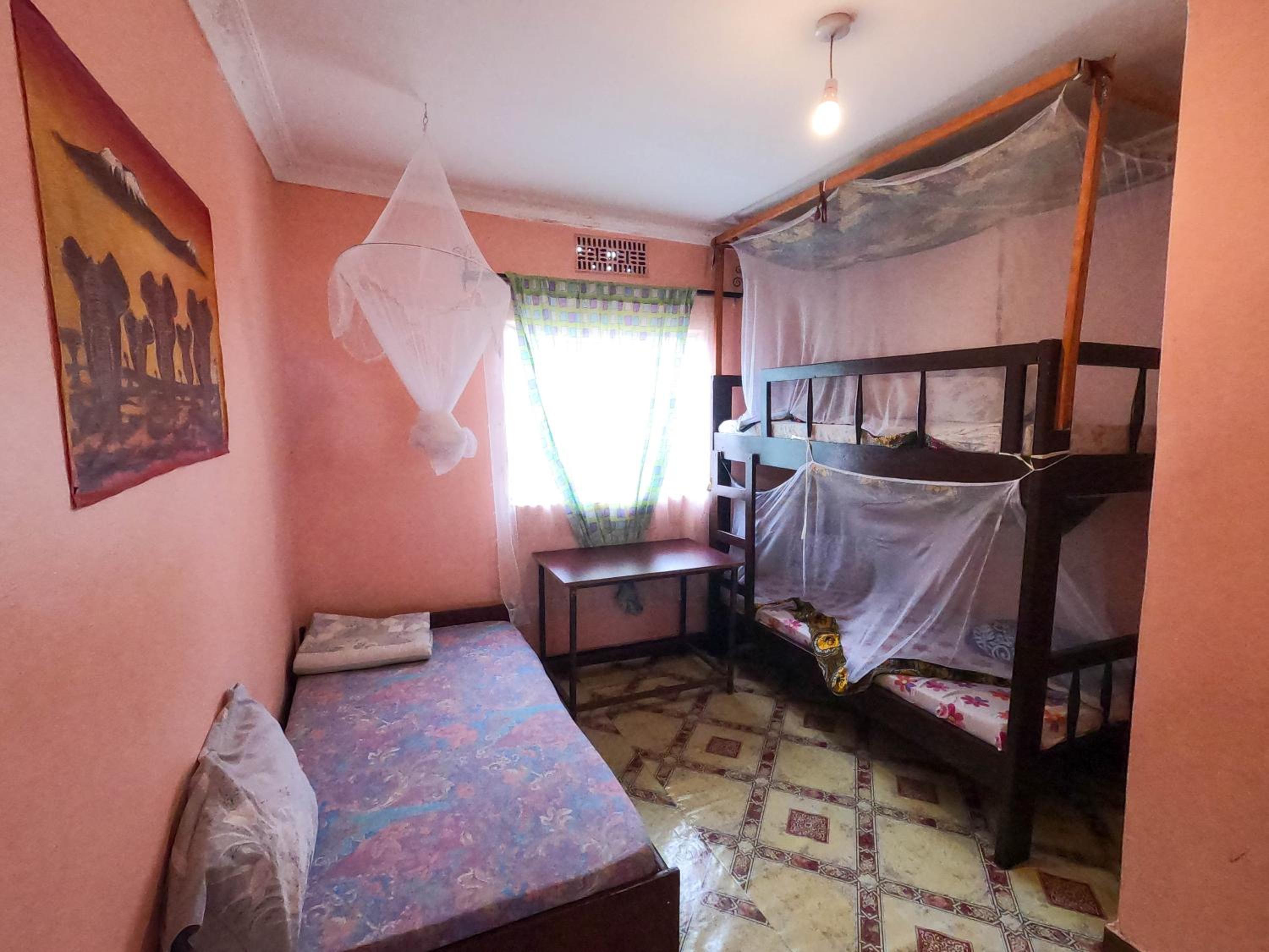 Basic Triple Room with Shared Bathroom photo 1