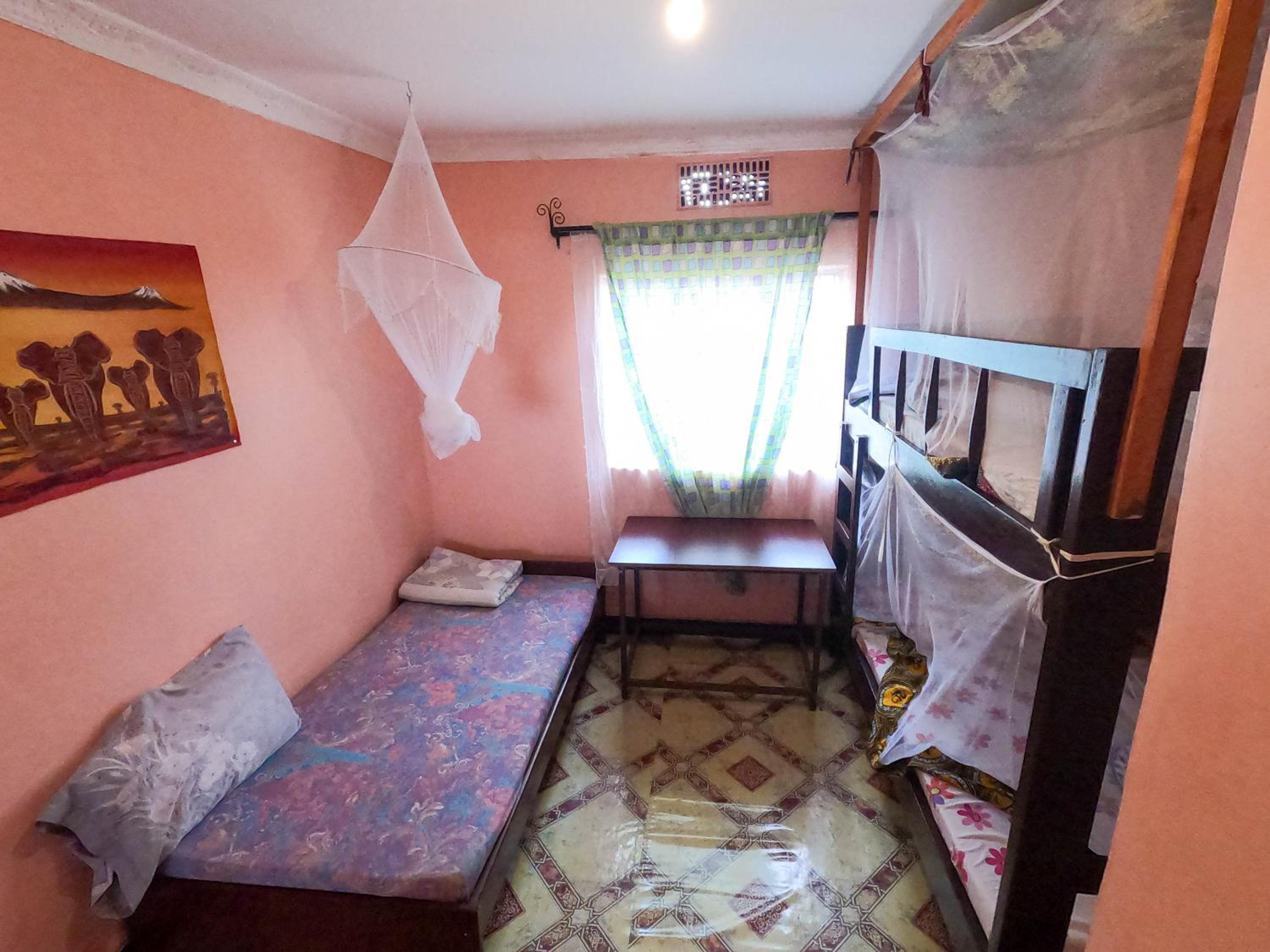 Basic Triple Room with Shared Bathroom photo 2