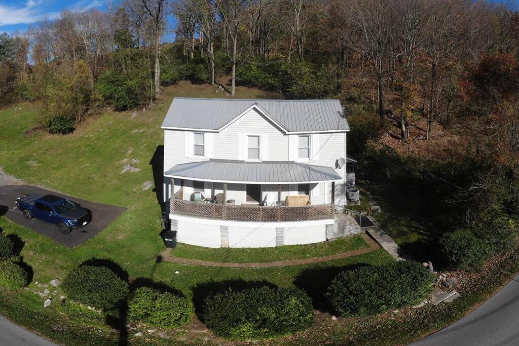 Five-Bedroom House - Photo 3