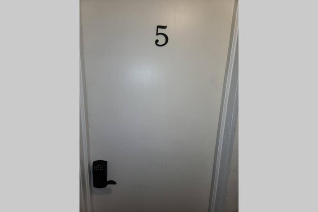 Five-Bedroom House - Photo 4