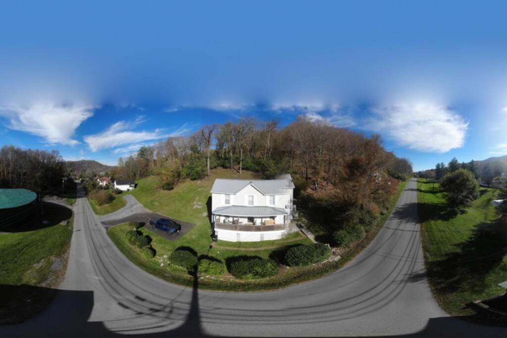 Five-Bedroom House - Photo 2