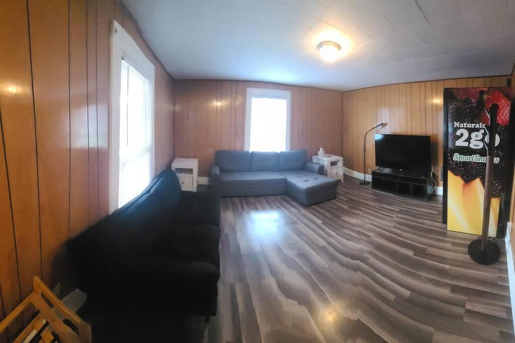 Five-Bedroom House - Photo 9
