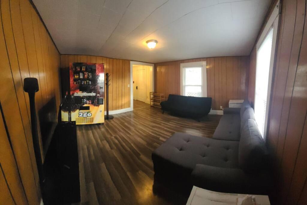 Five-Bedroom House - Photo 14