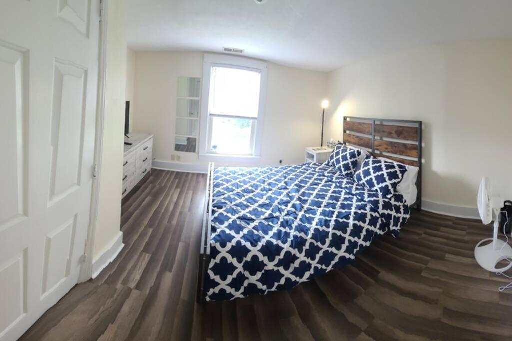 Five-Bedroom House - Photo 21