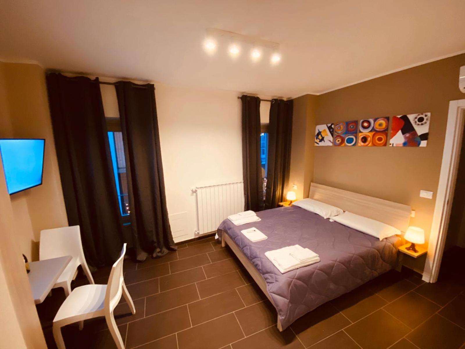 Standard Double Room - Photo 11