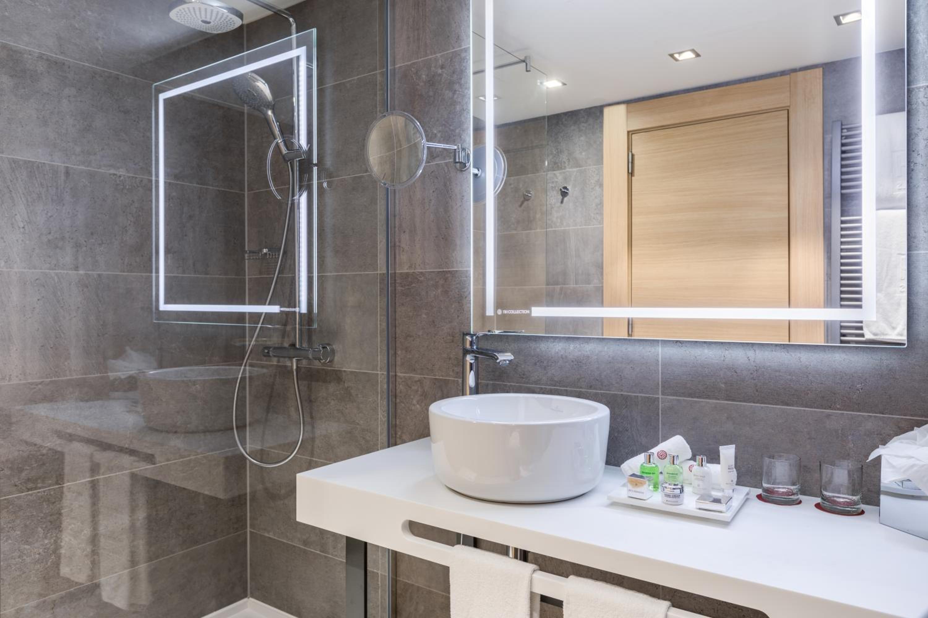 Superior Double Or Twin Room Free Parking Promo With Breakfast thumbnail 5