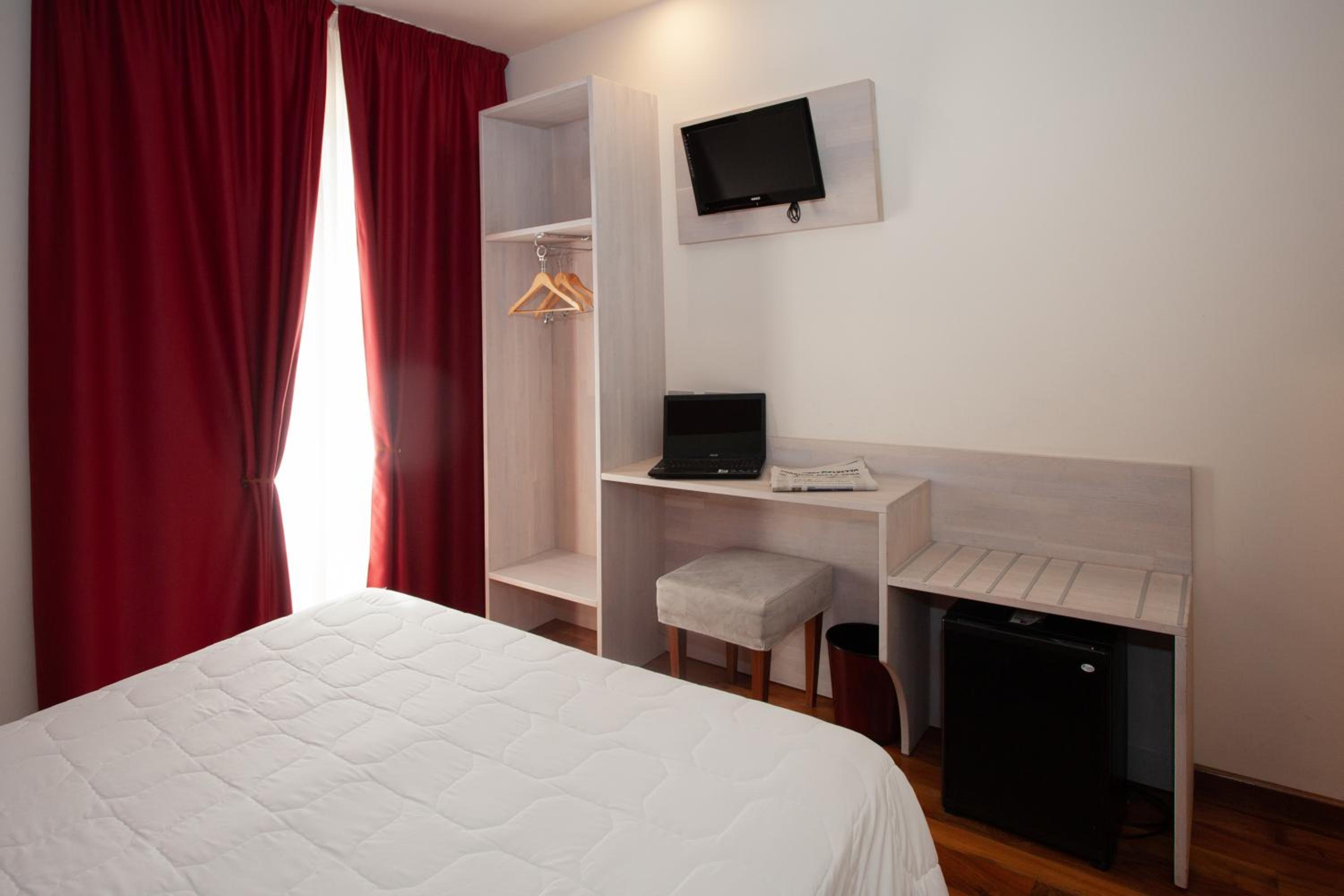 Double or Twin Room - Photo 9