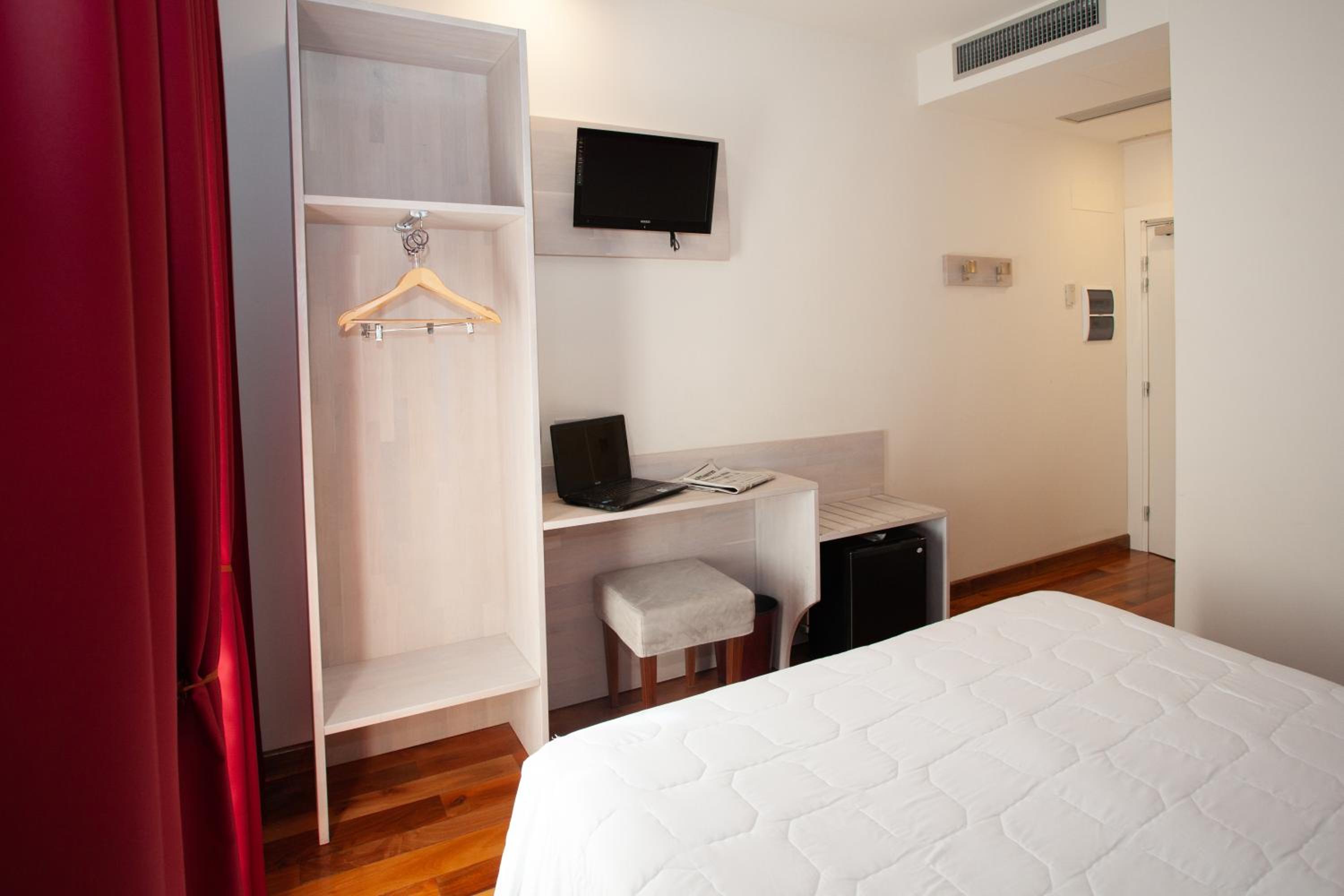 Double or Twin Room - Photo 6