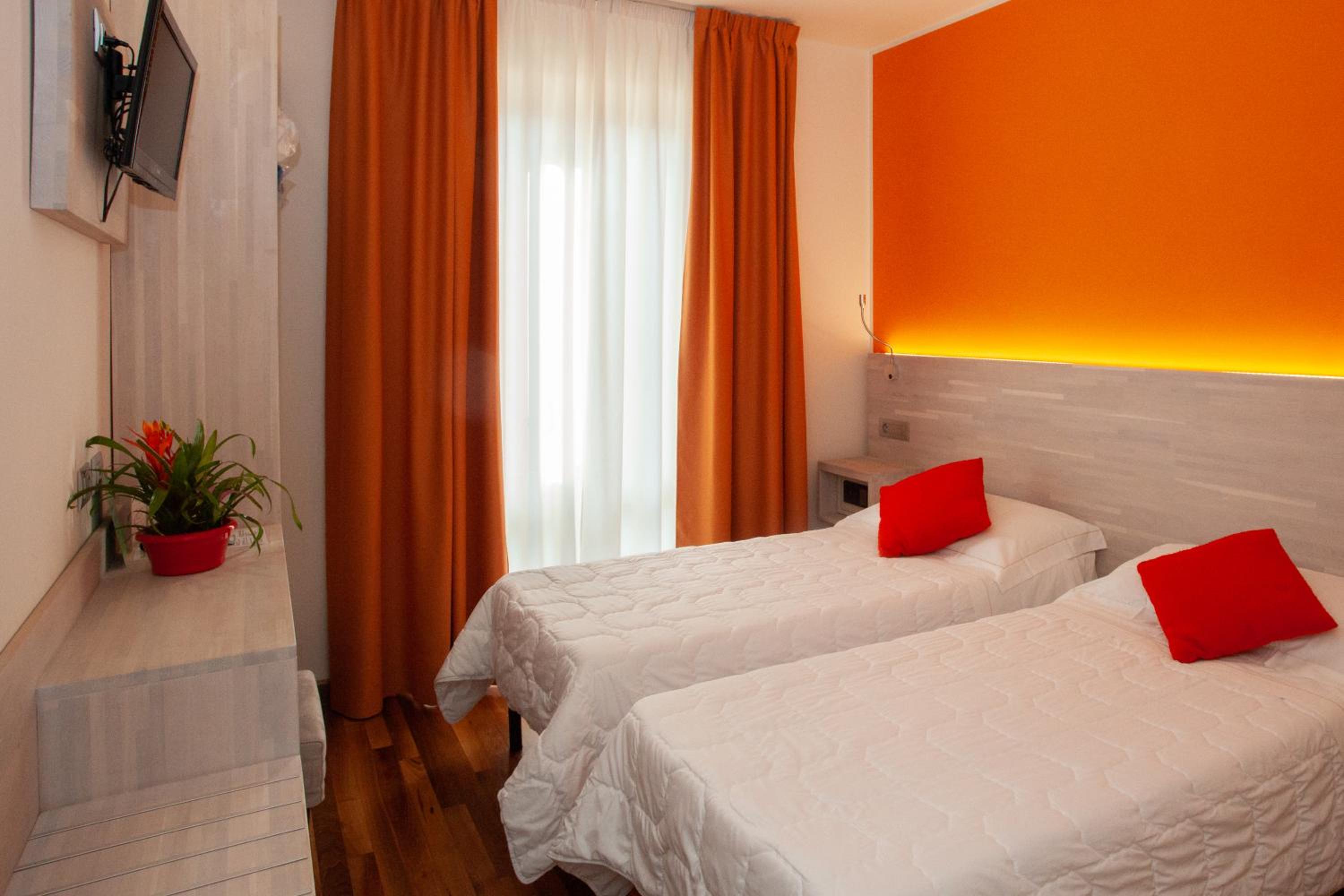 Double or Twin Room - Photo 4