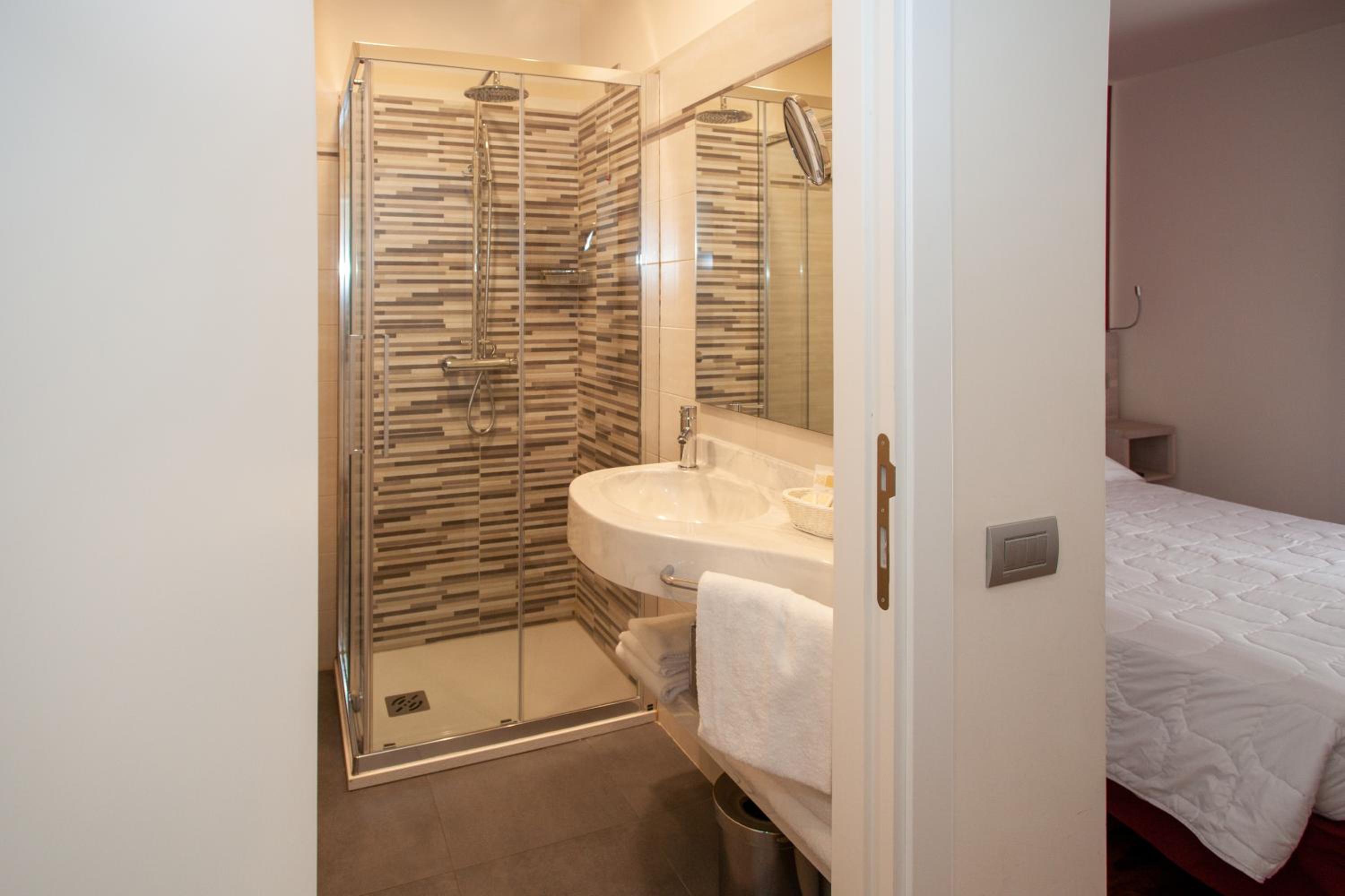 Double or Twin Room - Photo 10