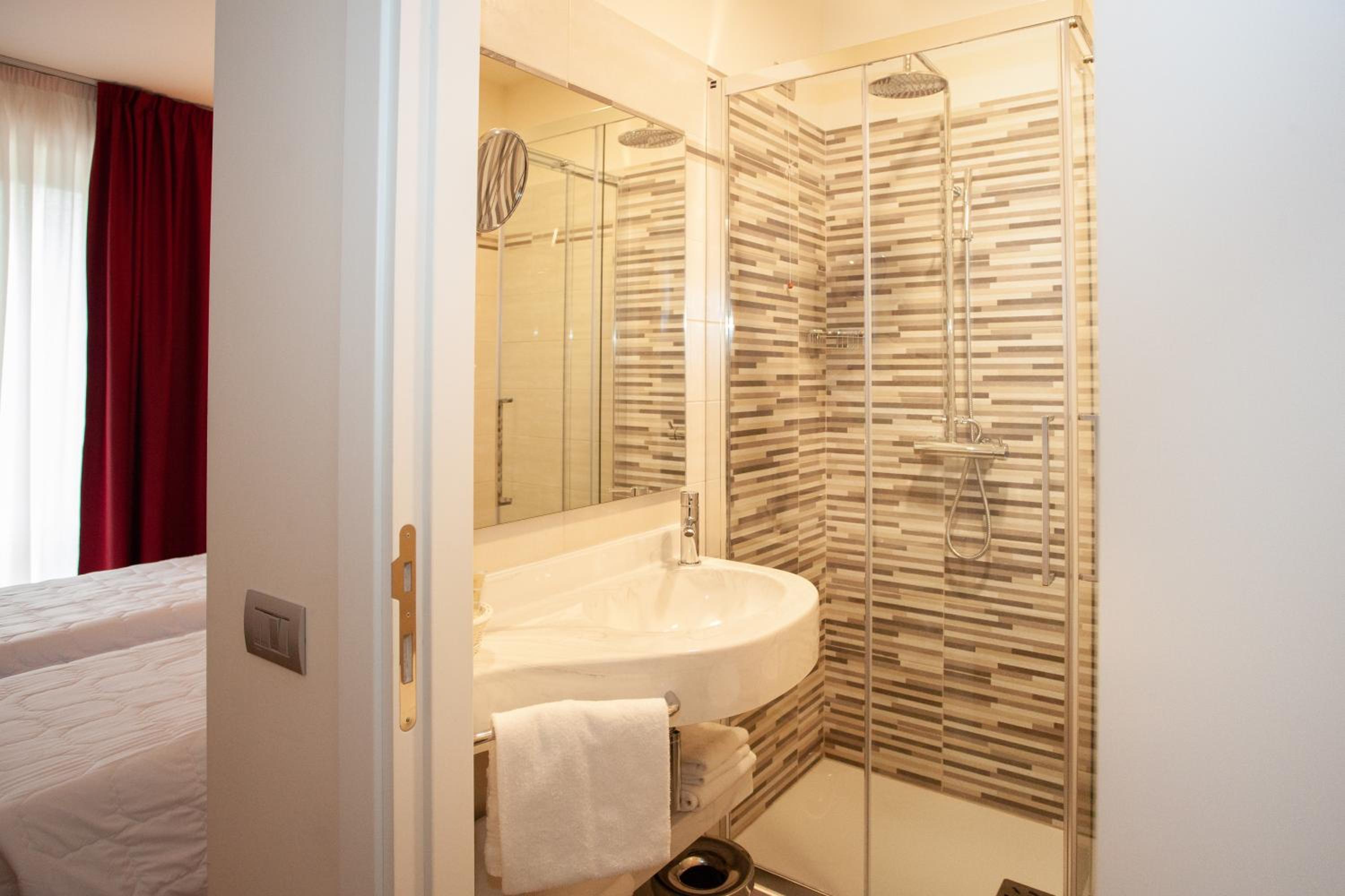 Double or Twin Room - Photo 12