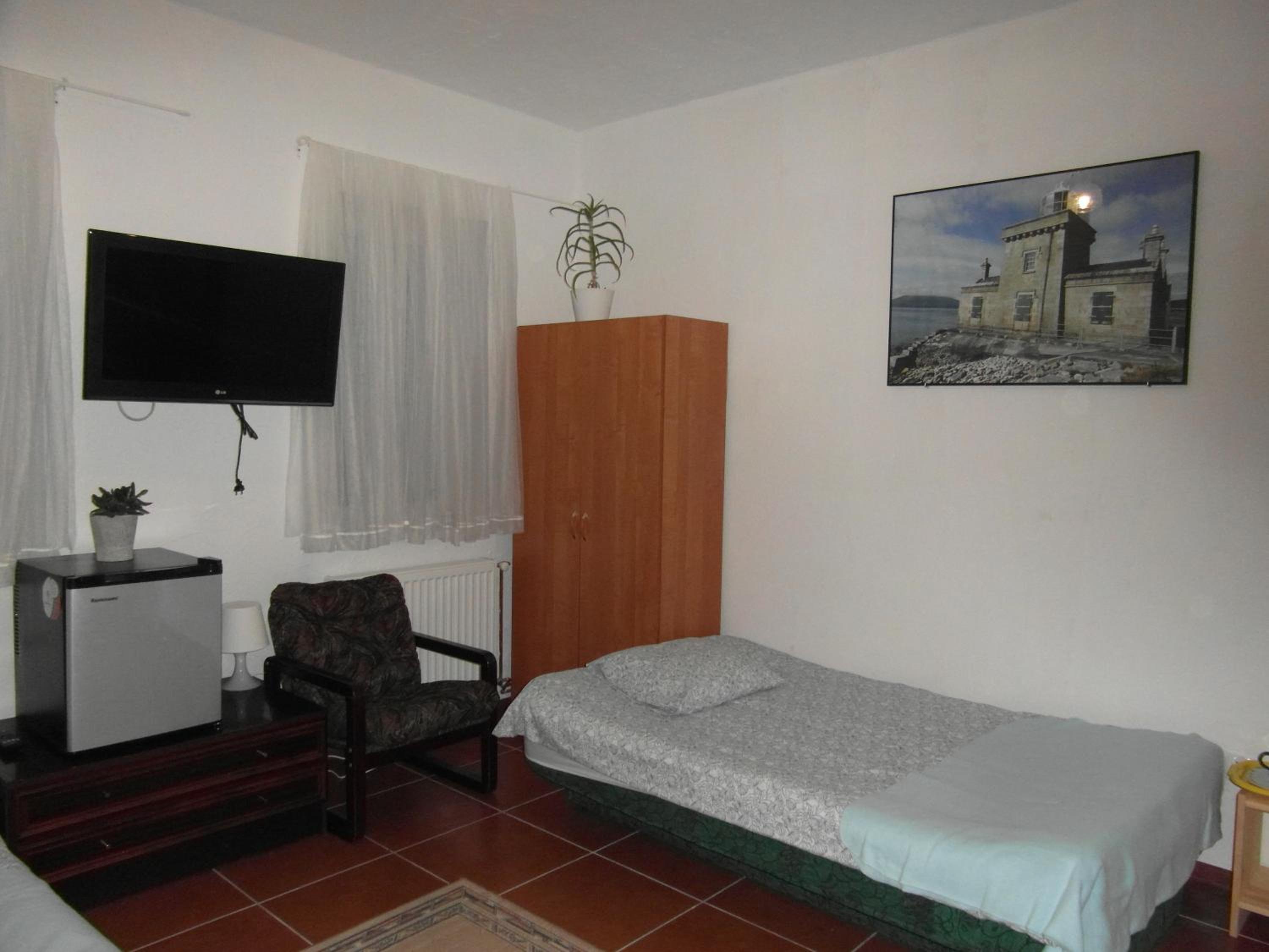 Triple Room with Private Bathroom photo 2