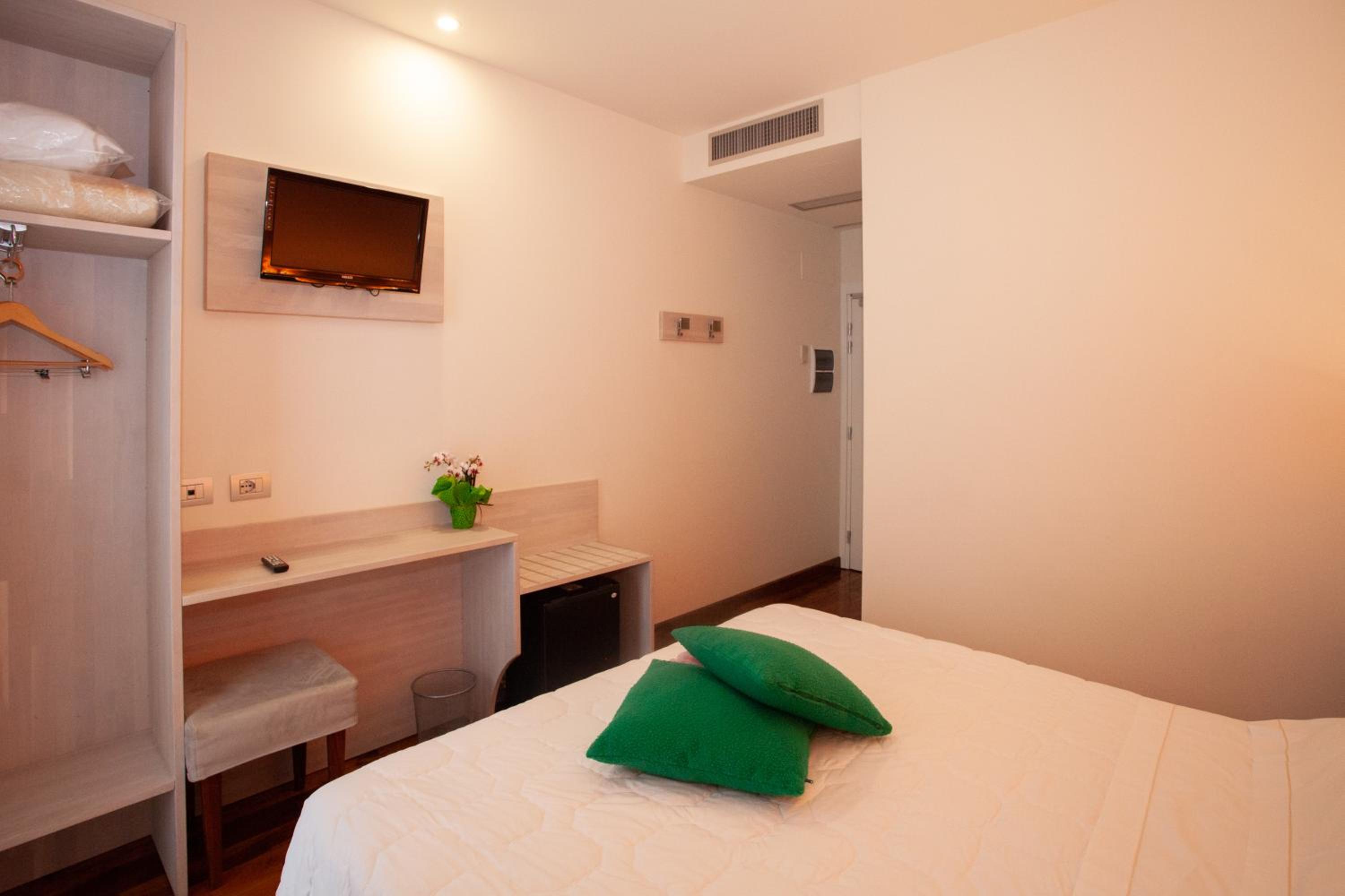 Double or Twin Room - Photo 5