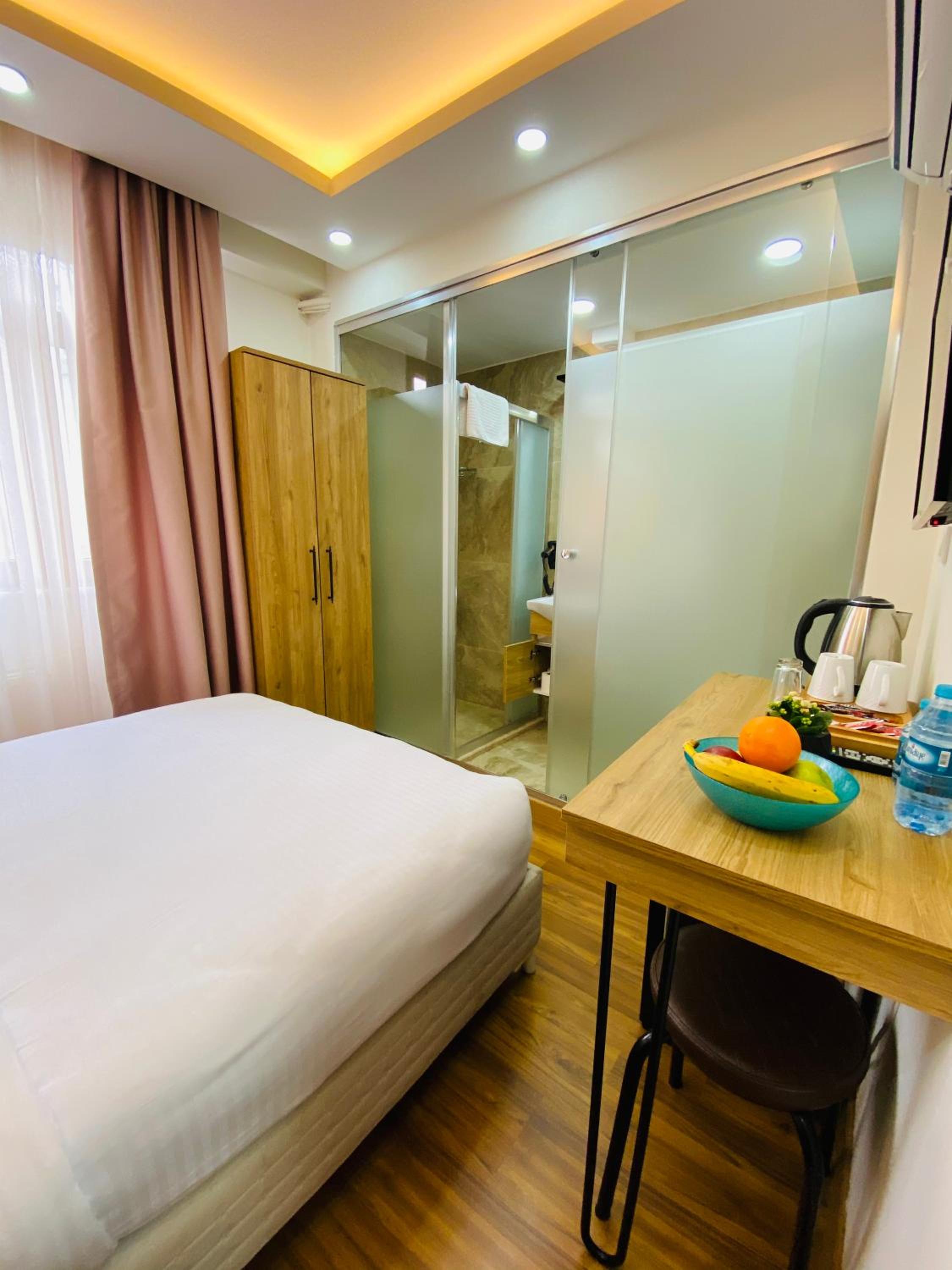 Budget Double Room photo 3