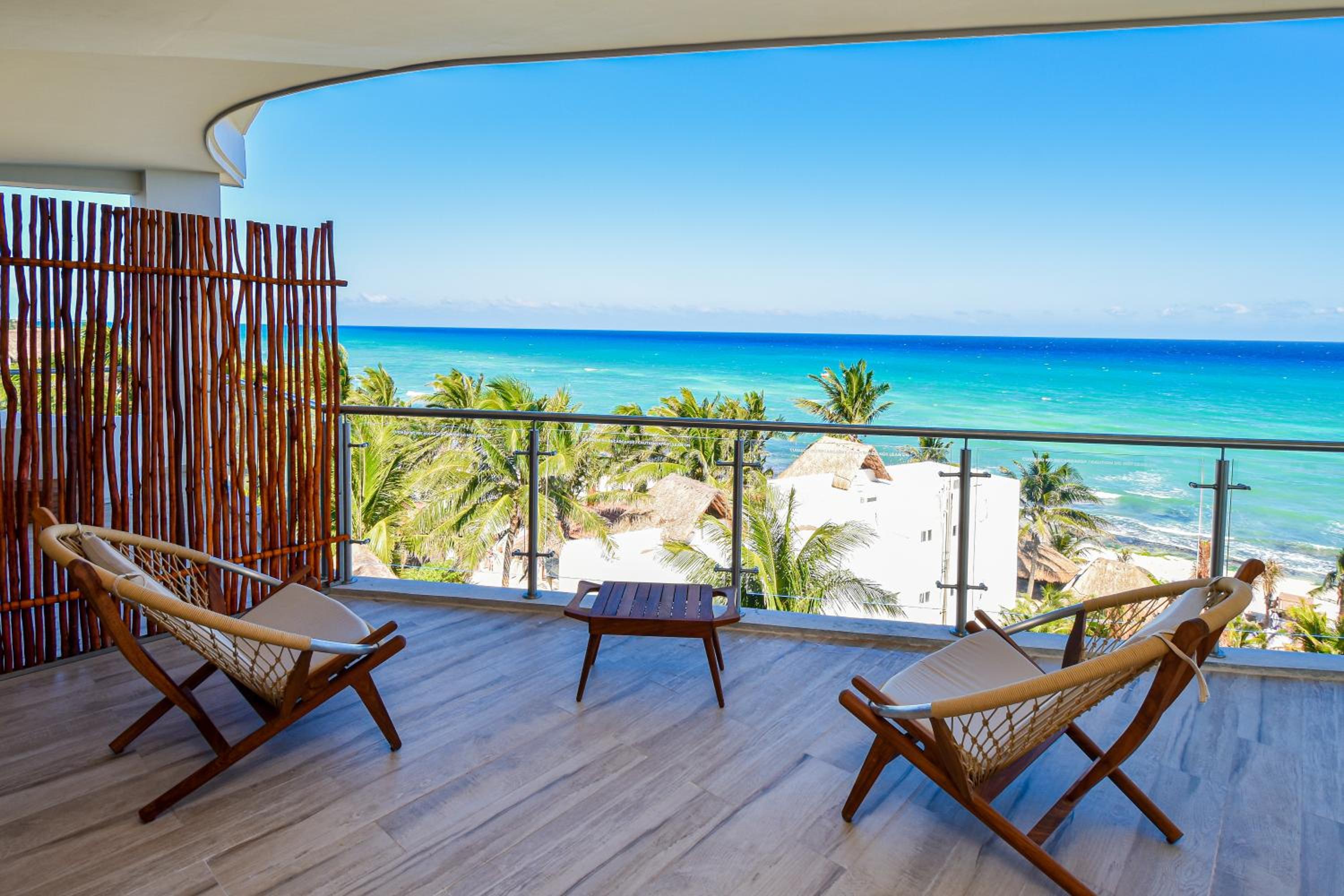 Deluxe Oceanfront  - Photo 2