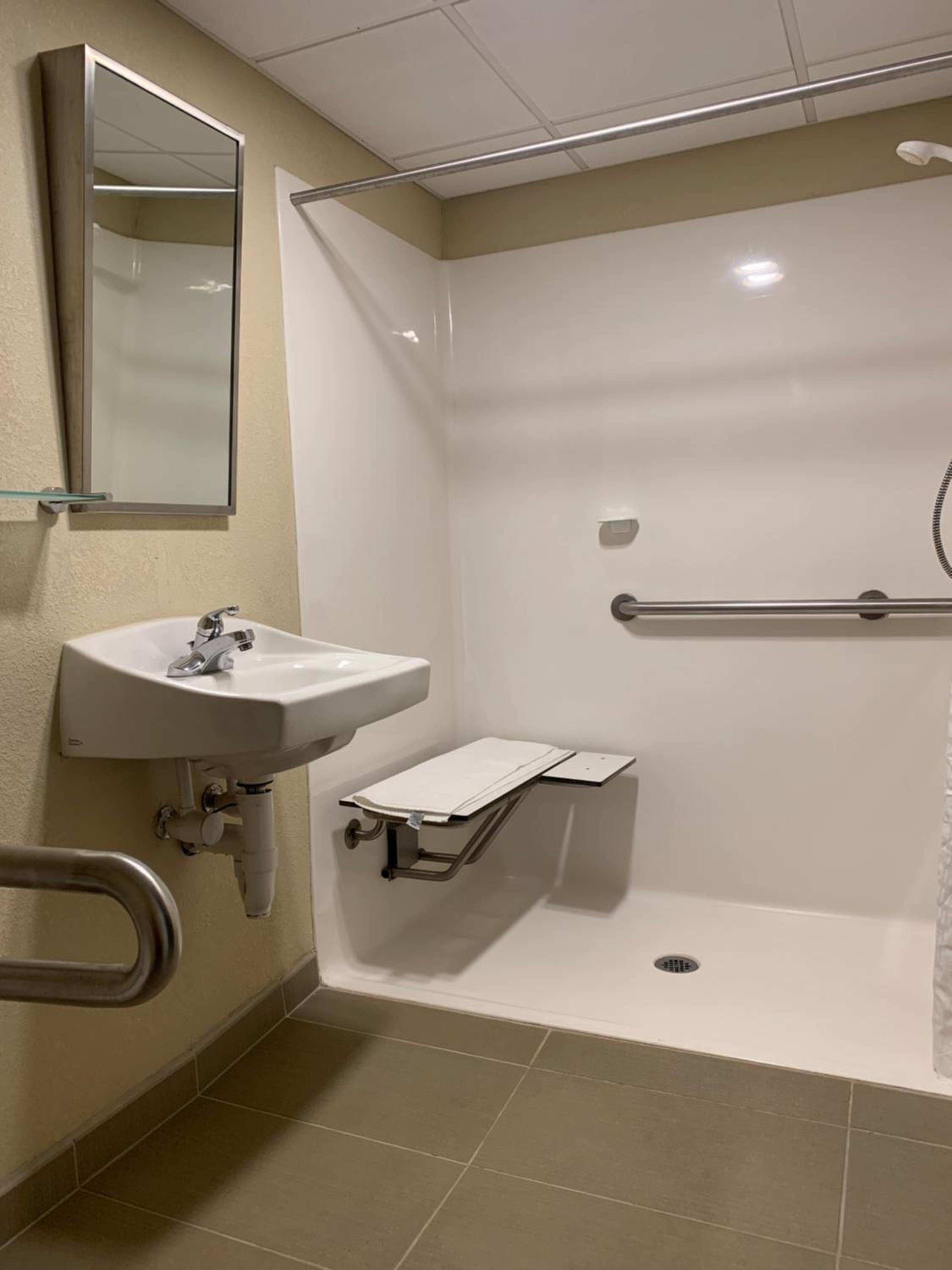 King Room - Accessible/Non-Smoking - Photo 2