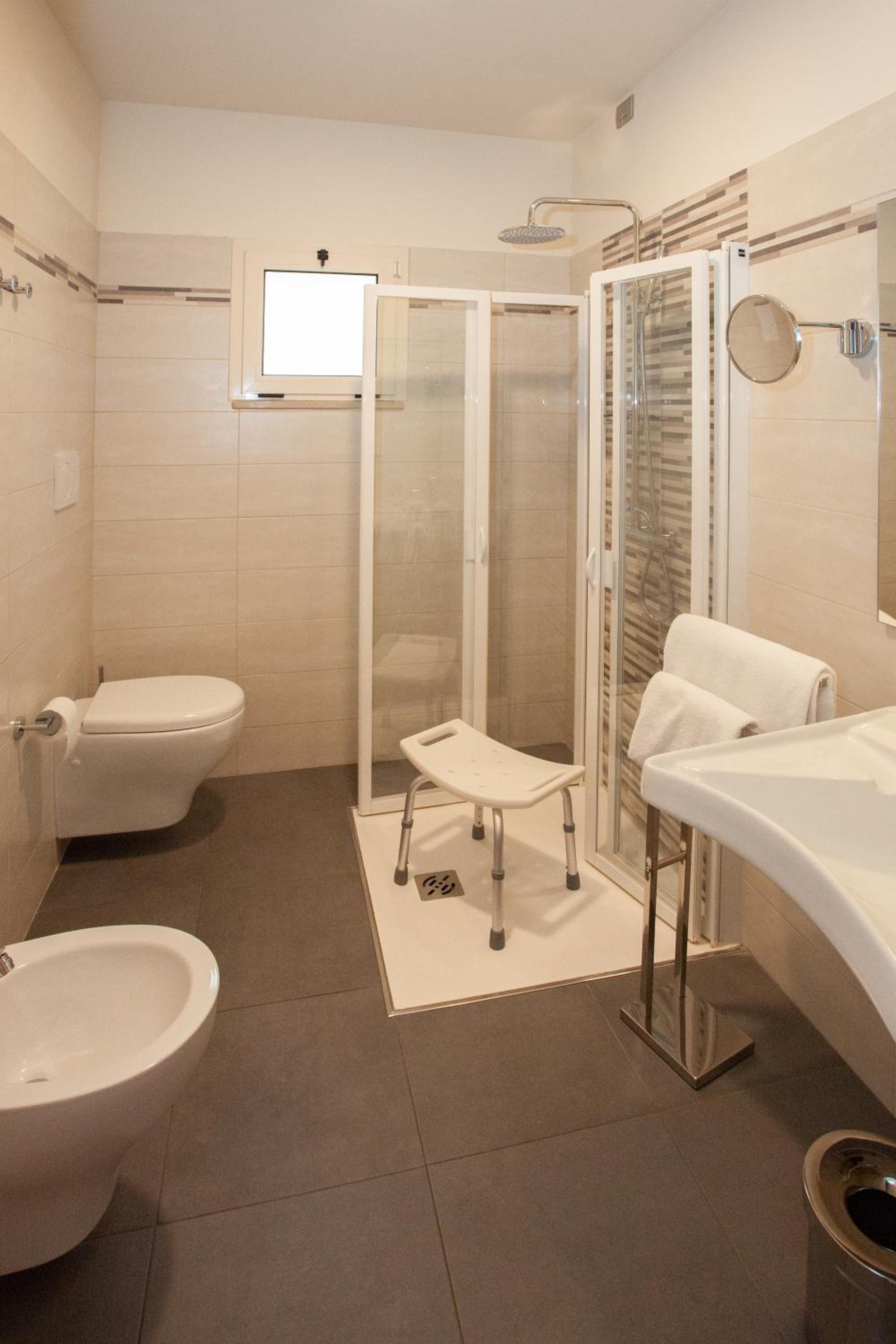 Triple Room - Disability Access - Photo 9