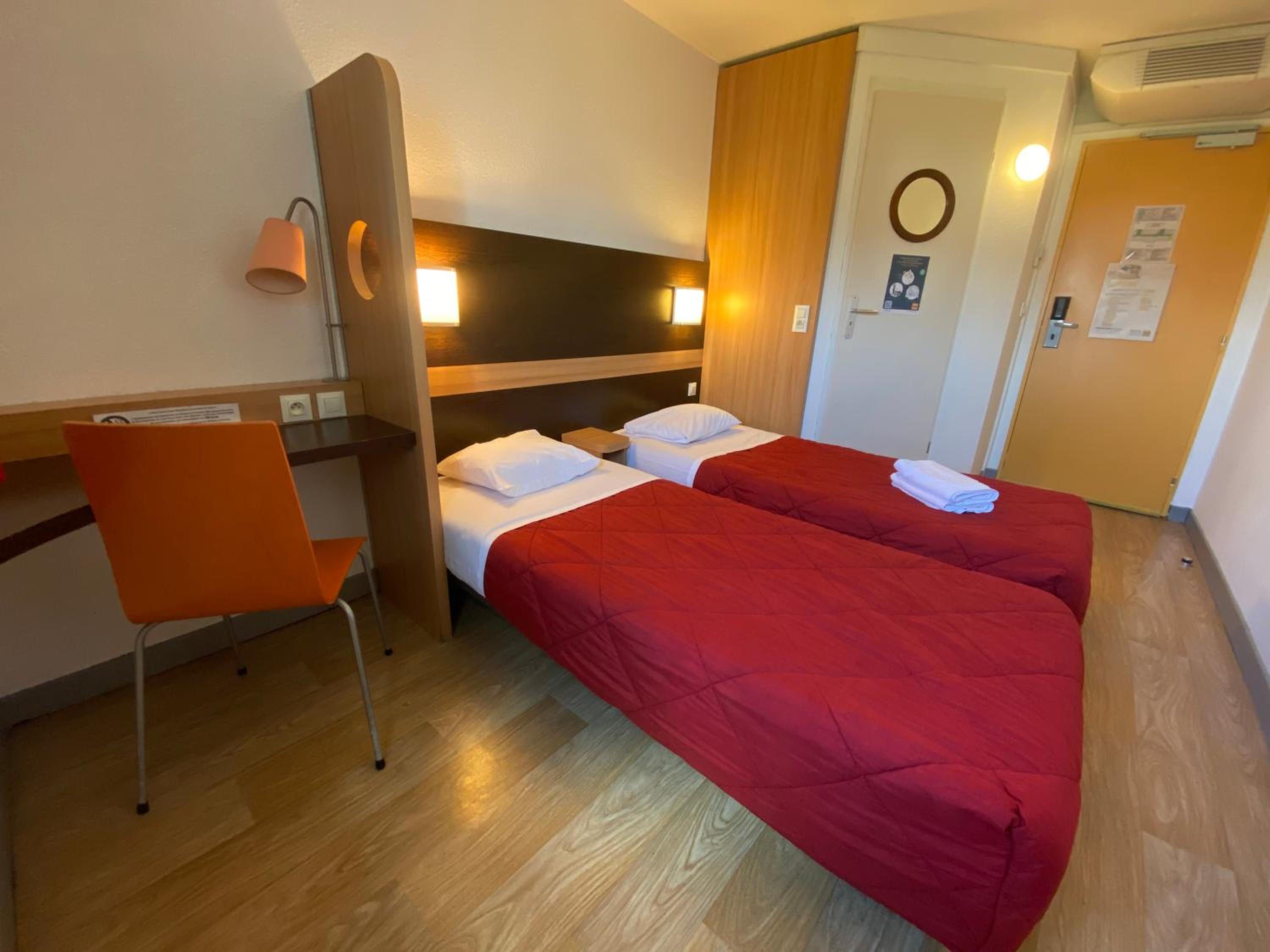 Twin Room - Photo 2