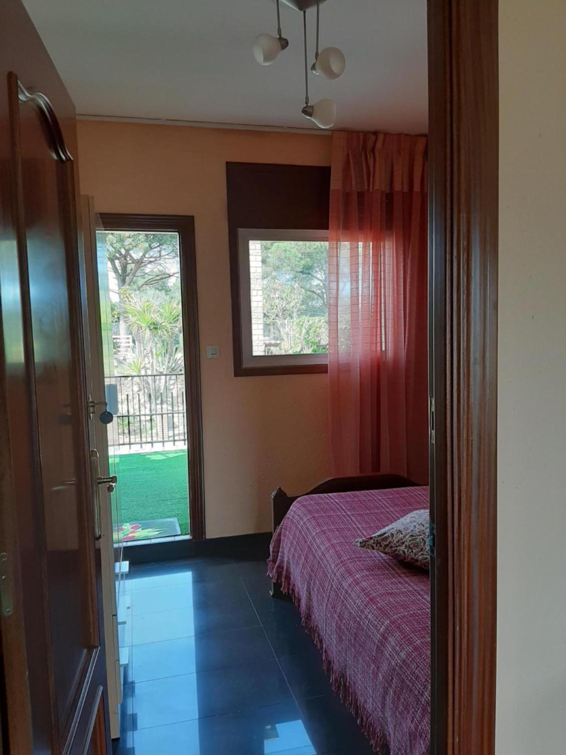 Standard Single Room with Shared Bathroom photo 2