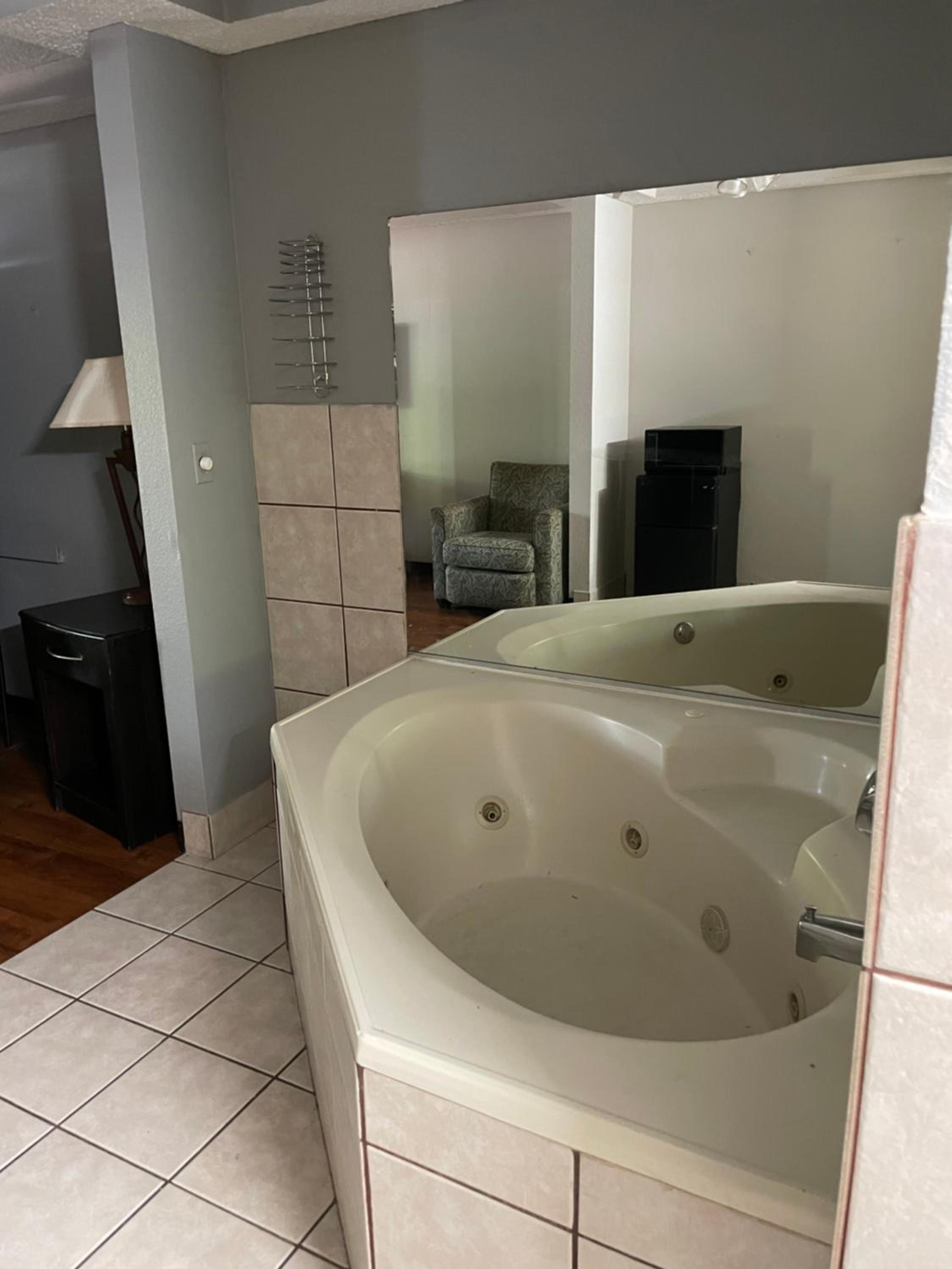 Suite with Hot Tub photo 2