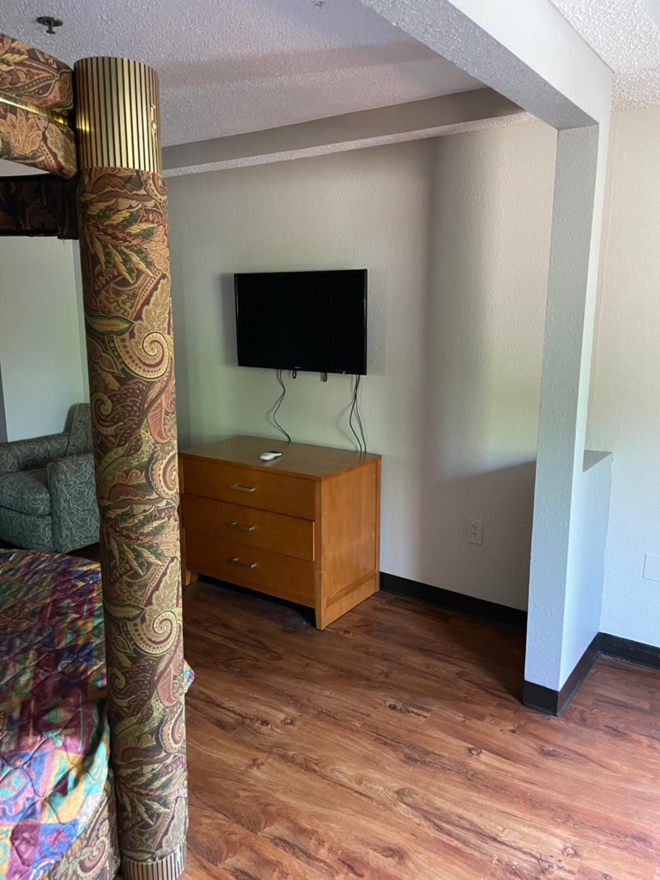 Suite with Hot Tub photo 3