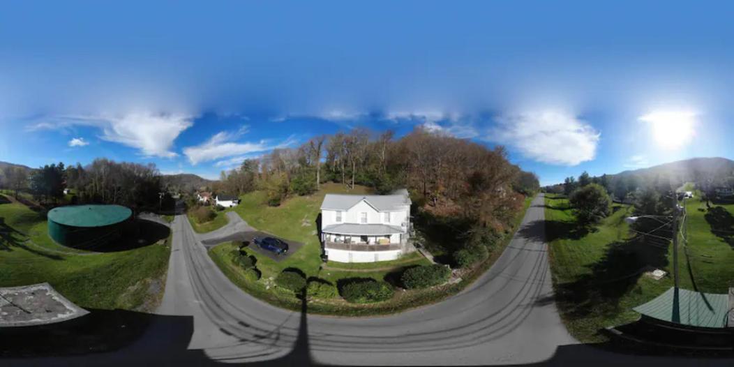 Five-Bedroom House - Photo 23