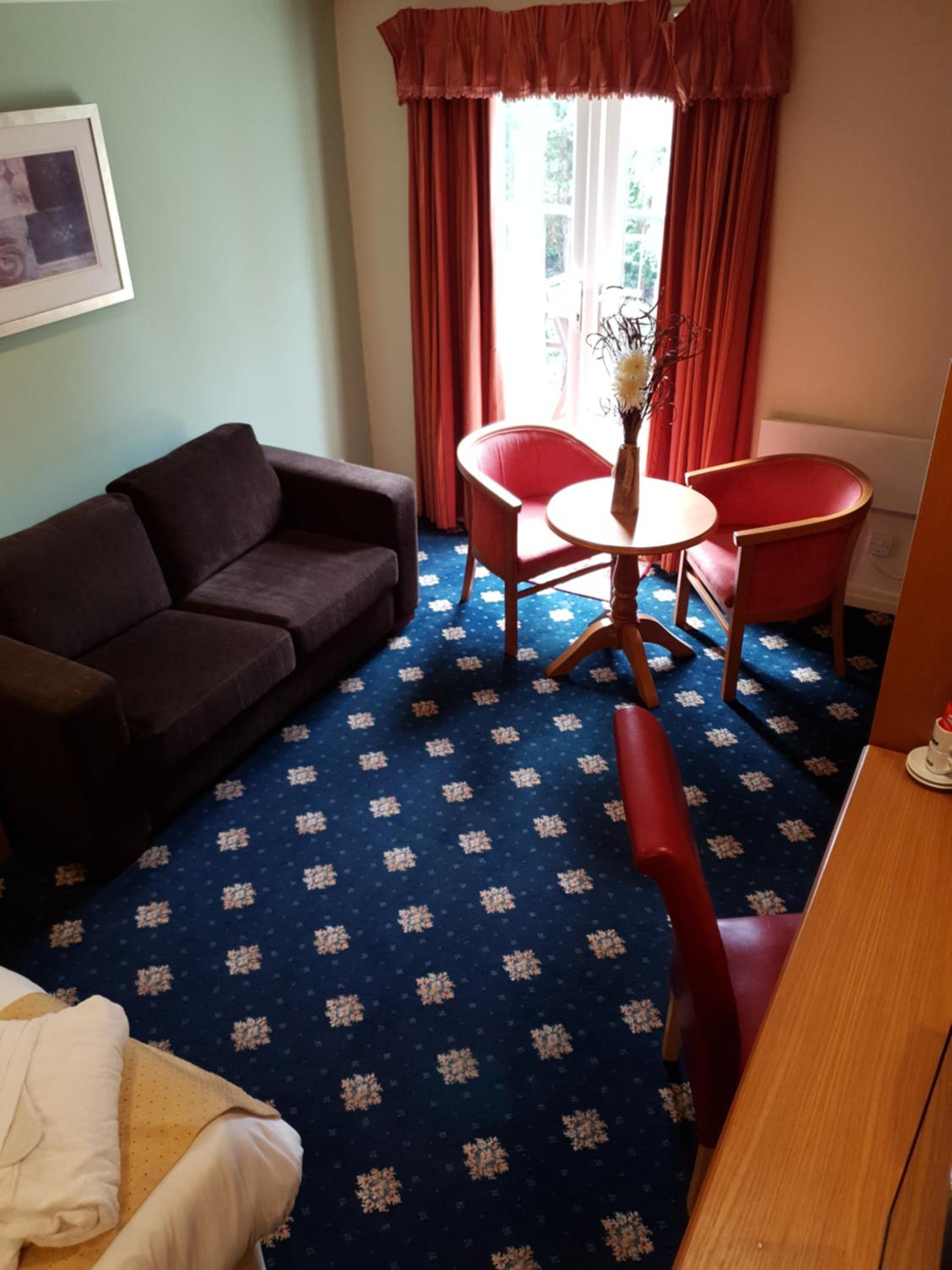 Queen Room with Balcony - Photo 2