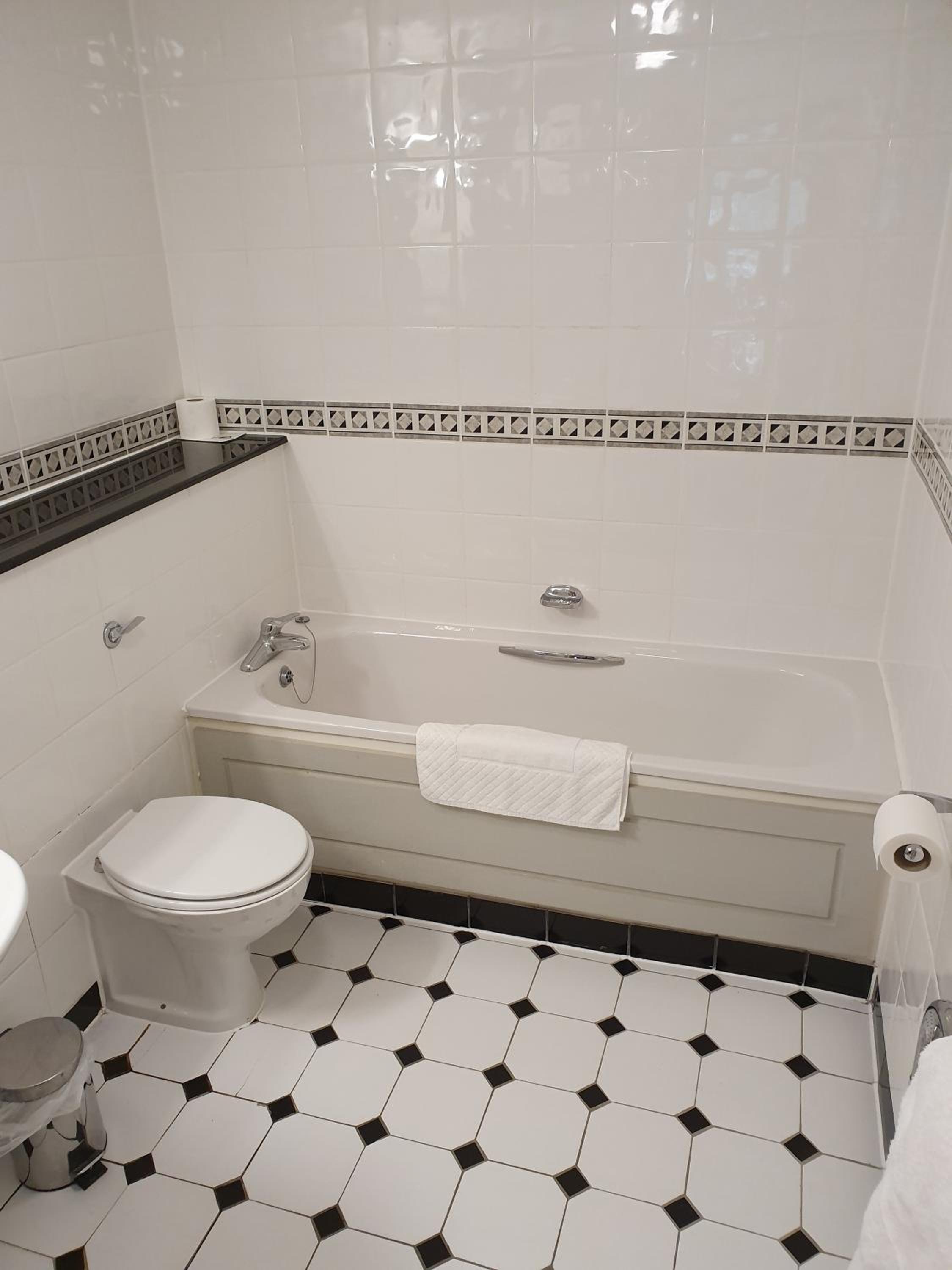 Queen Room with Balcony - Photo 3